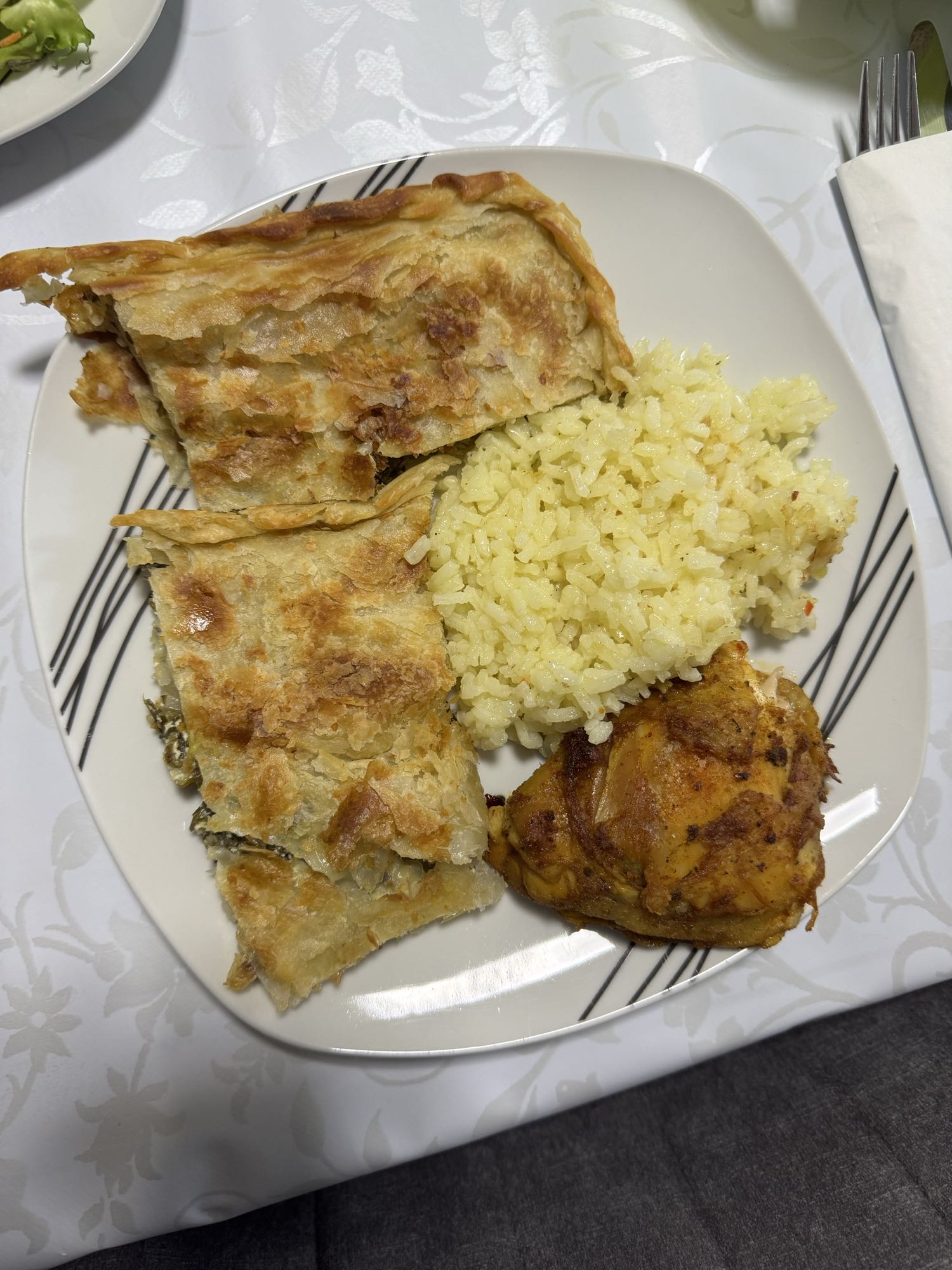 Börek mit Reis und Hähnchen
