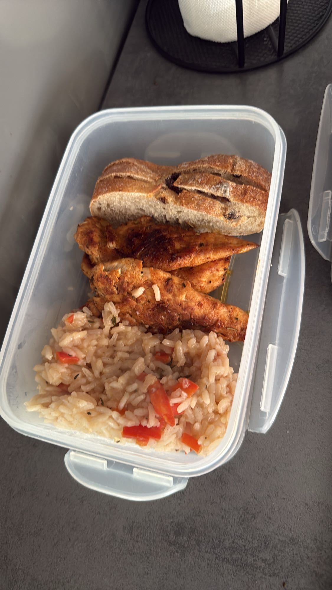 Pui cu orez și pâine