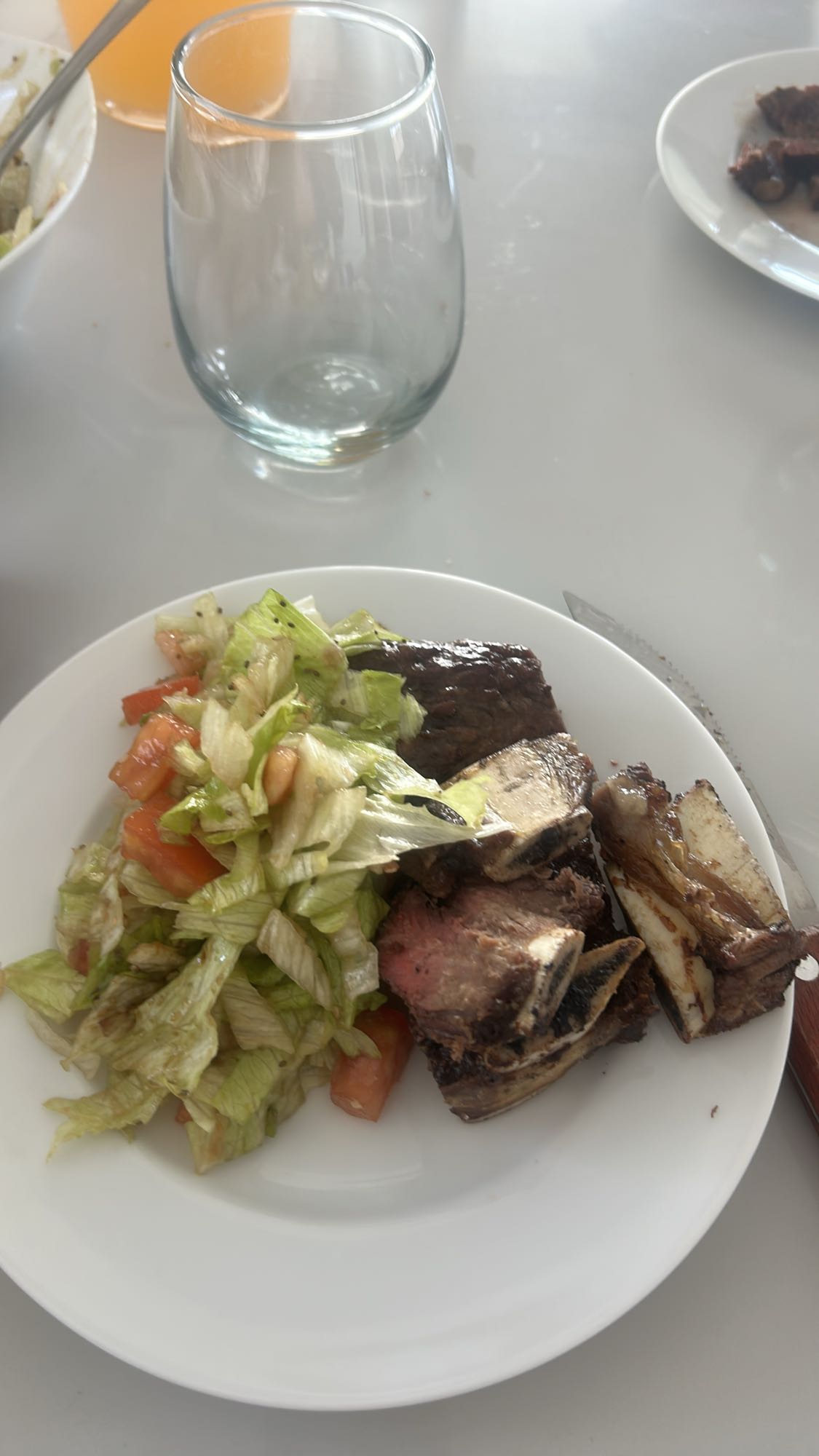 Costillas con ensalada