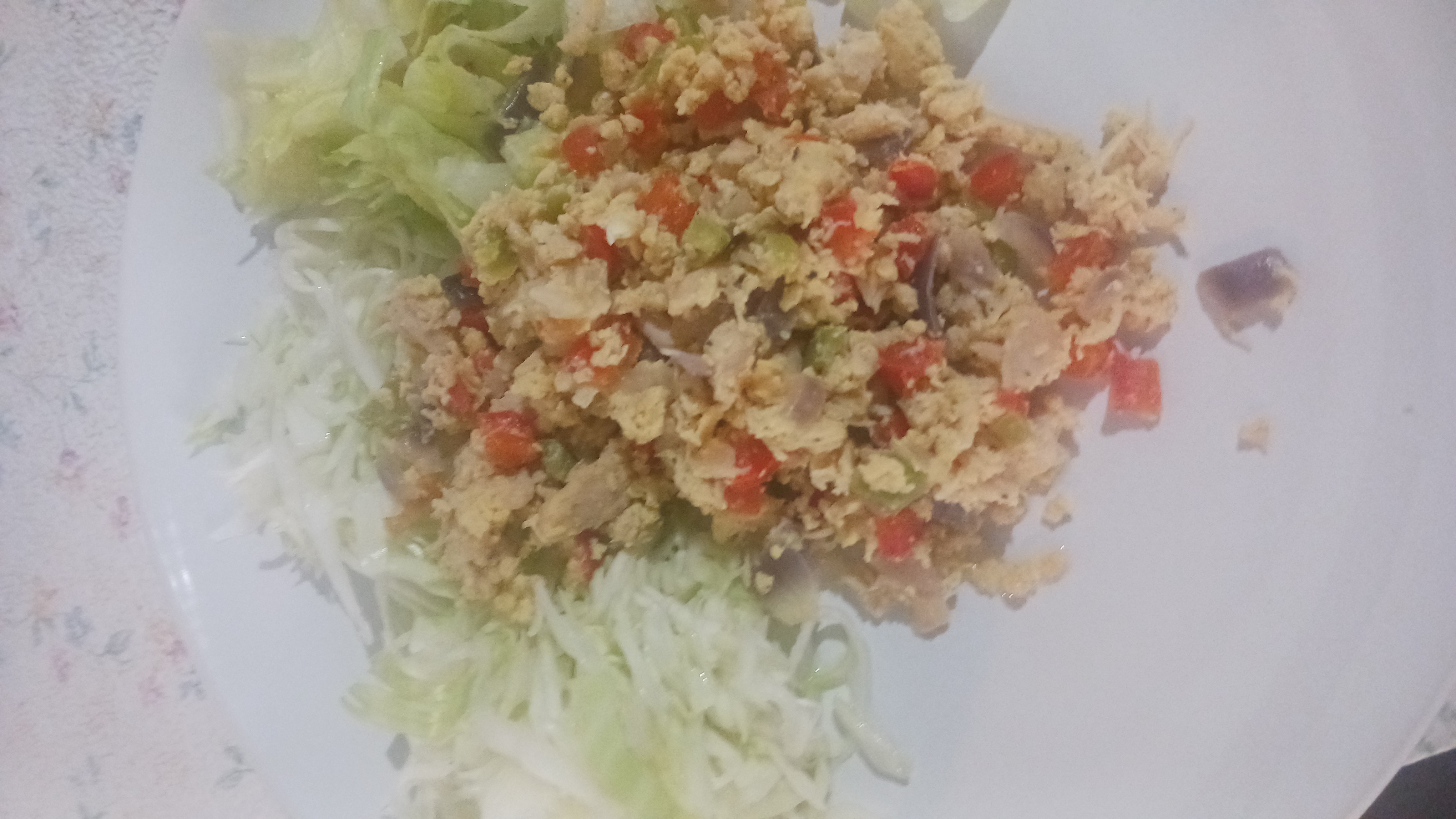 Huevos revueltos con ensalada