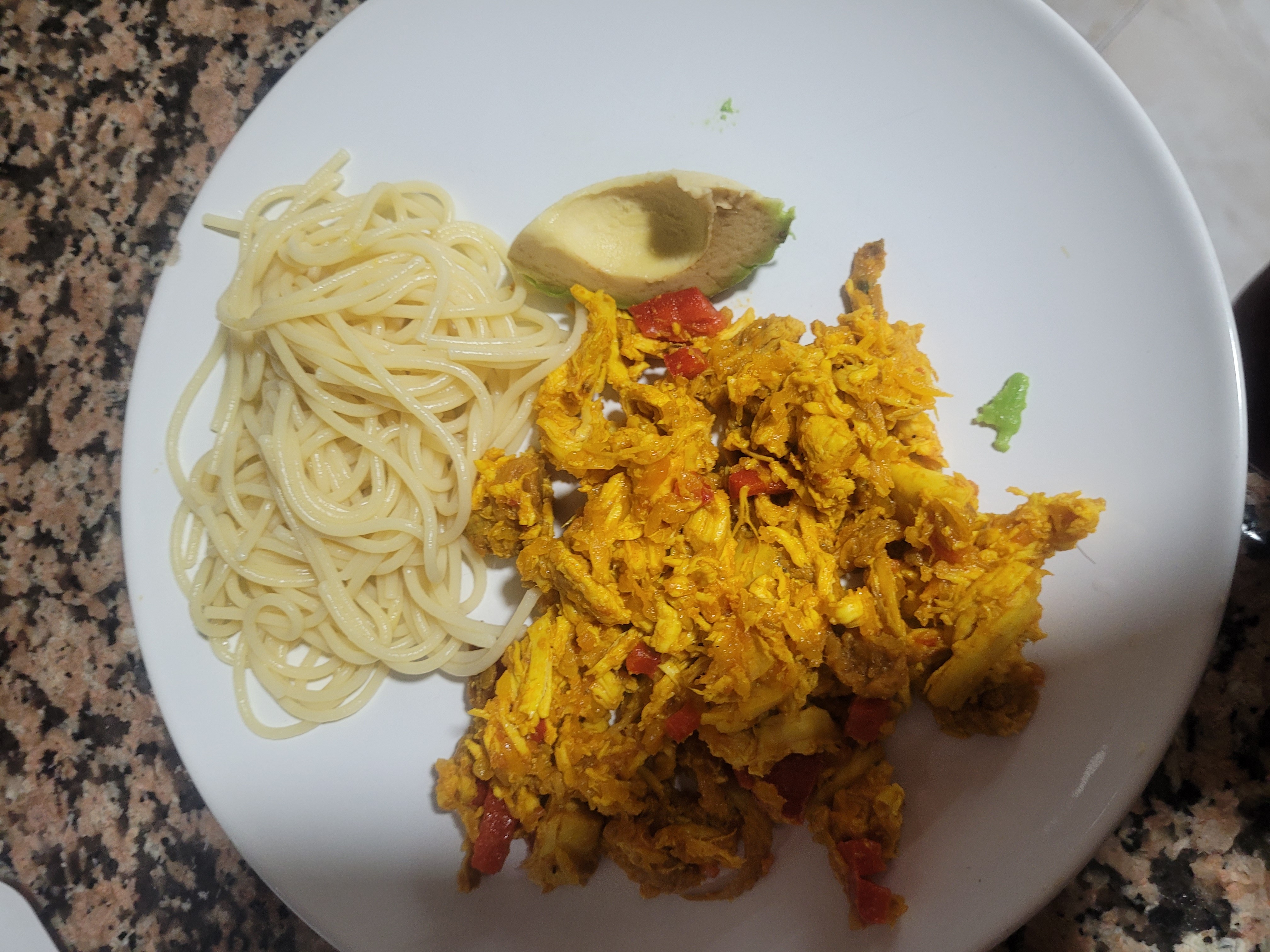 Pollo con pasta y aguacate