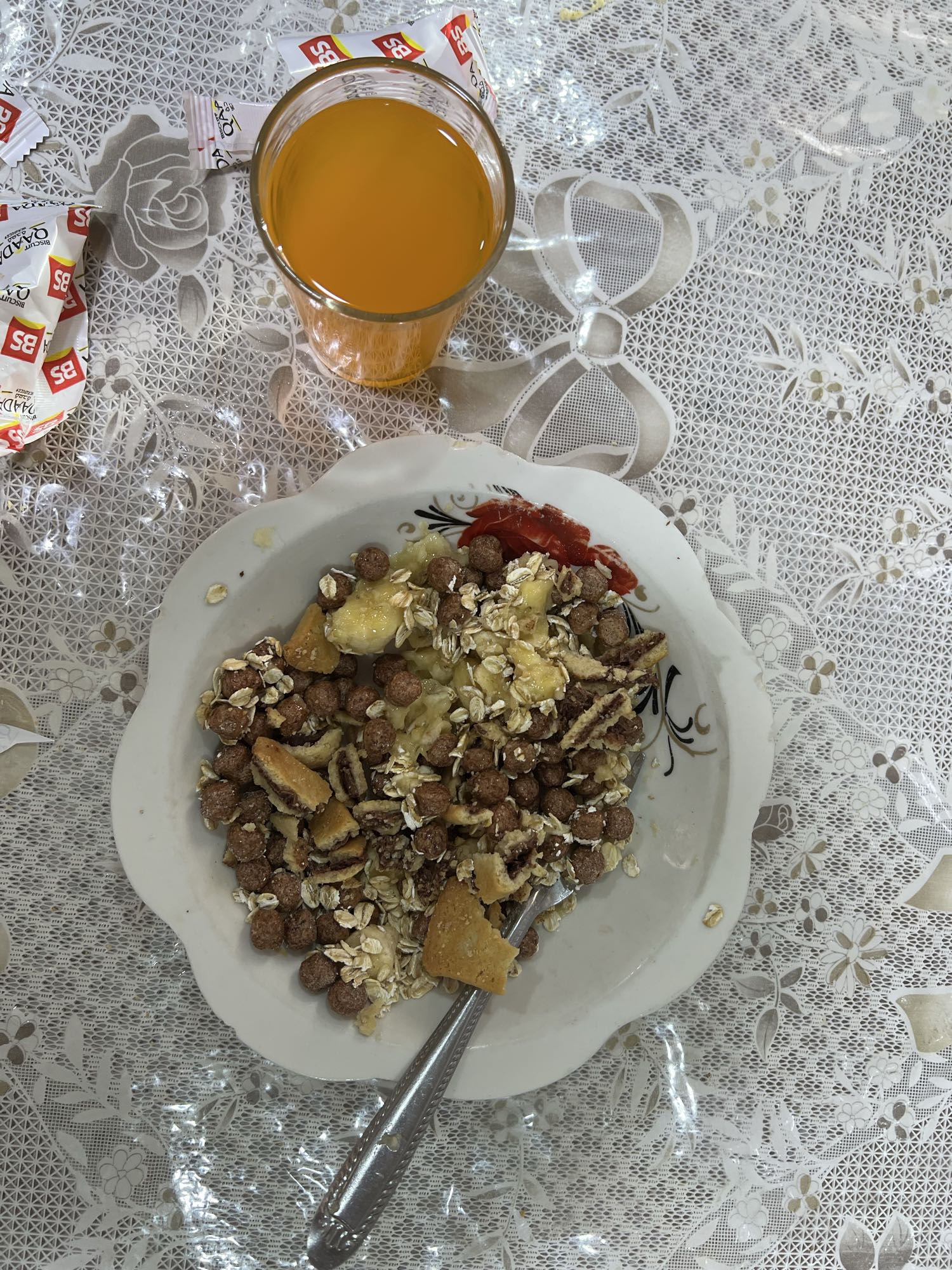 Petit-déjeuner céréales et jus