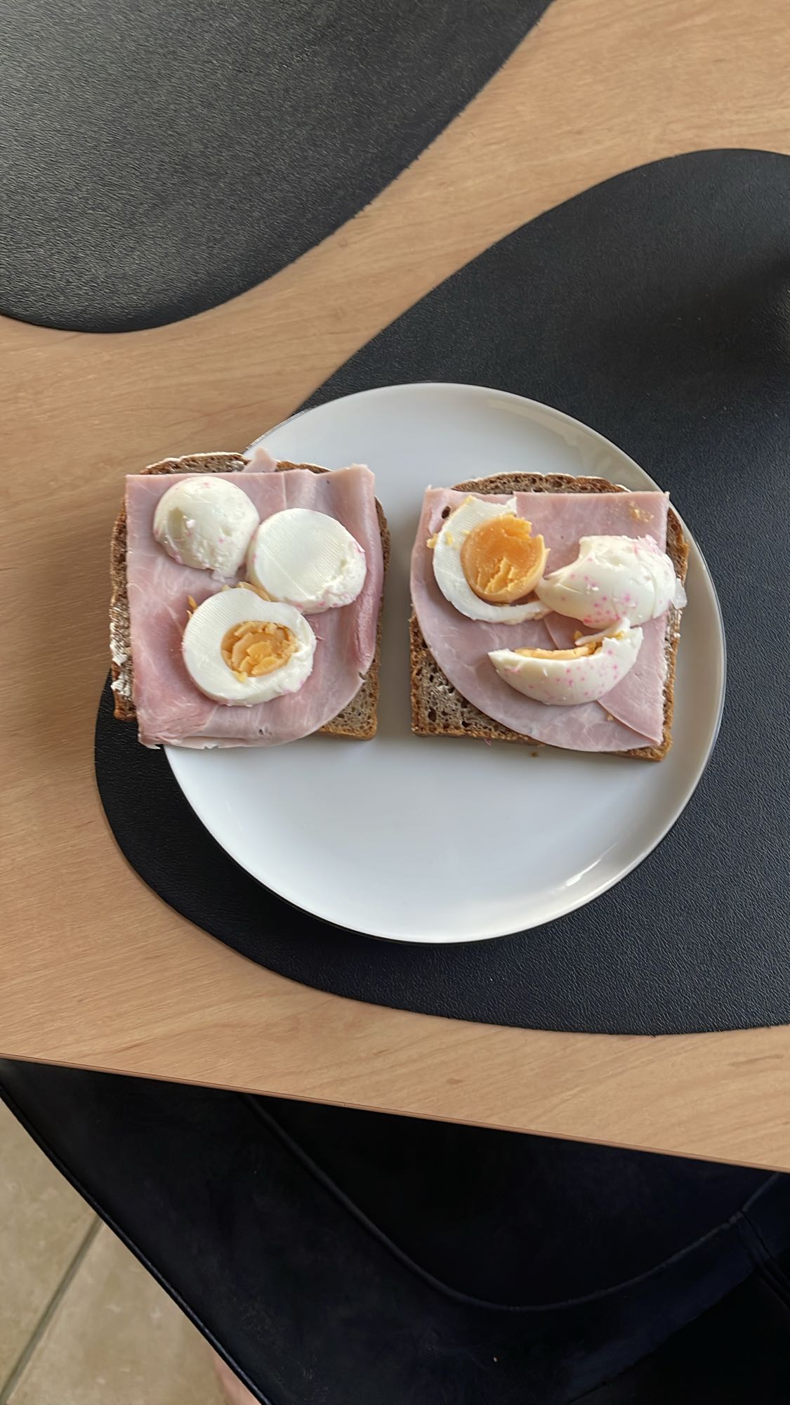 Ham en ei op roggebrood