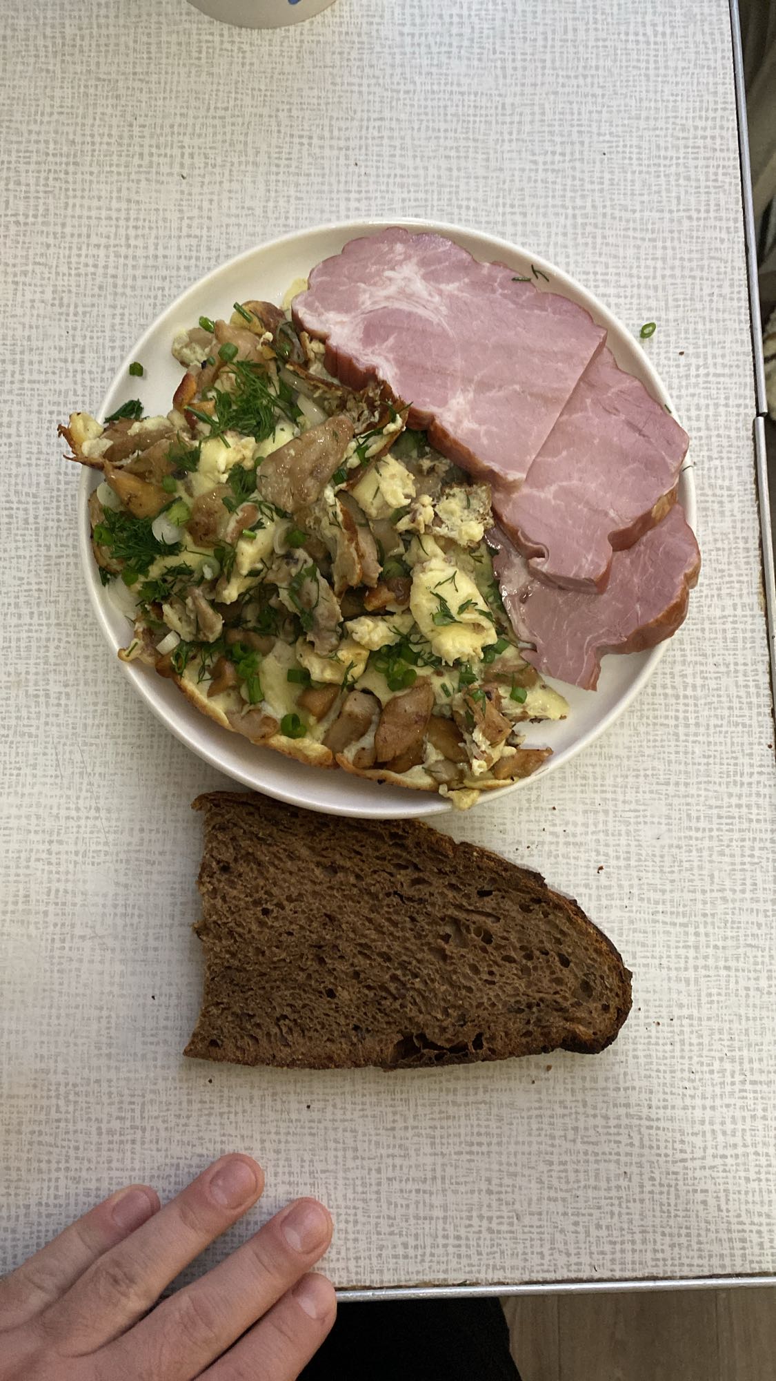 Омлет с ошееком и хлебом