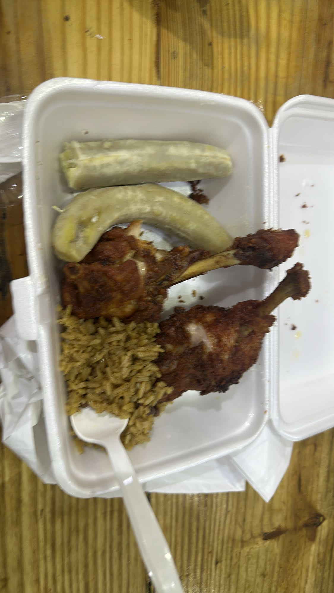 Pollo frito con arroz y plátano