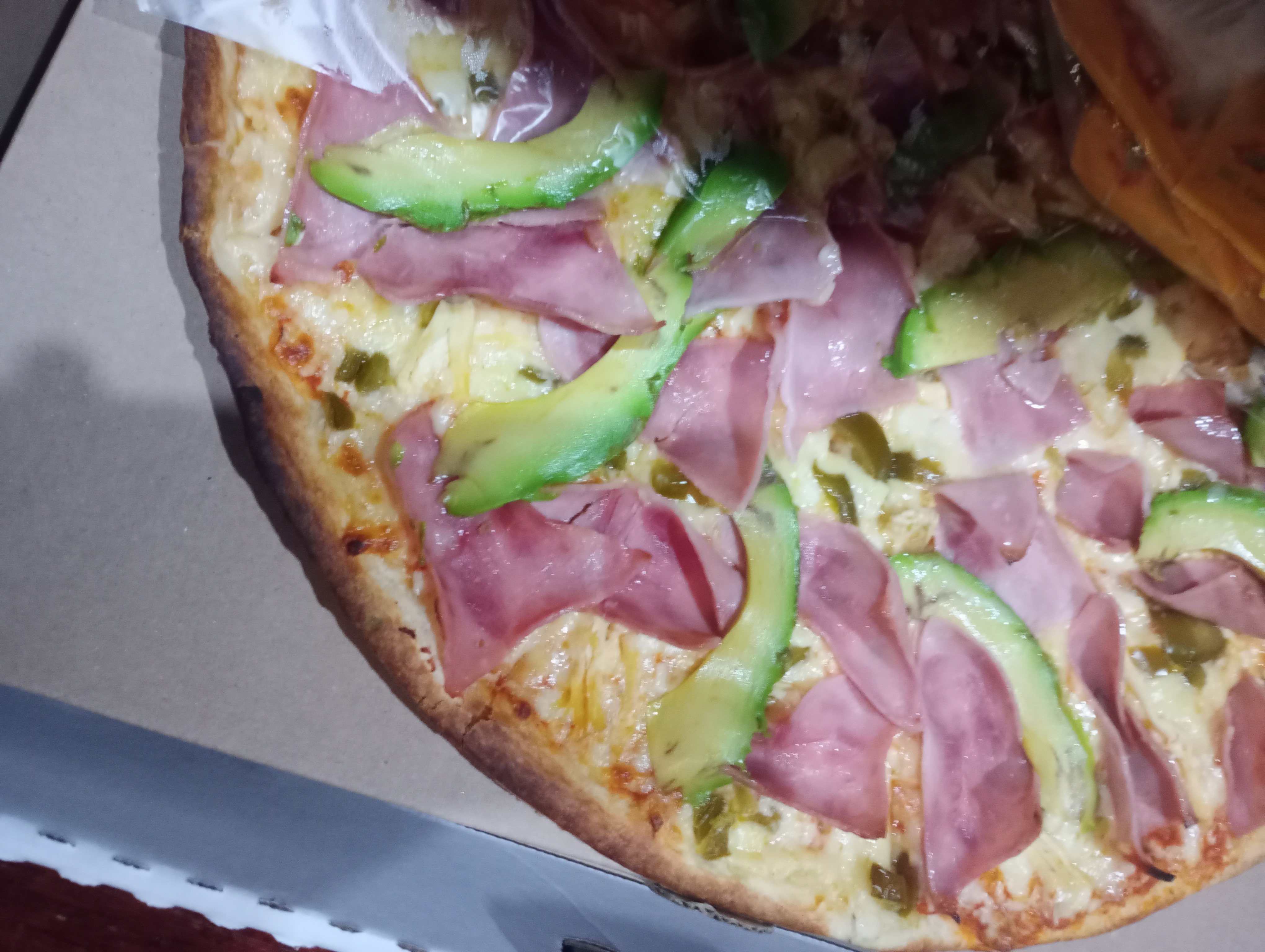 Pizza de jamón y aguacate