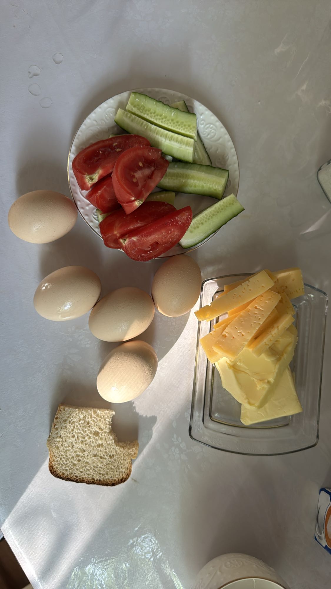 Яйца с овощами и сыром