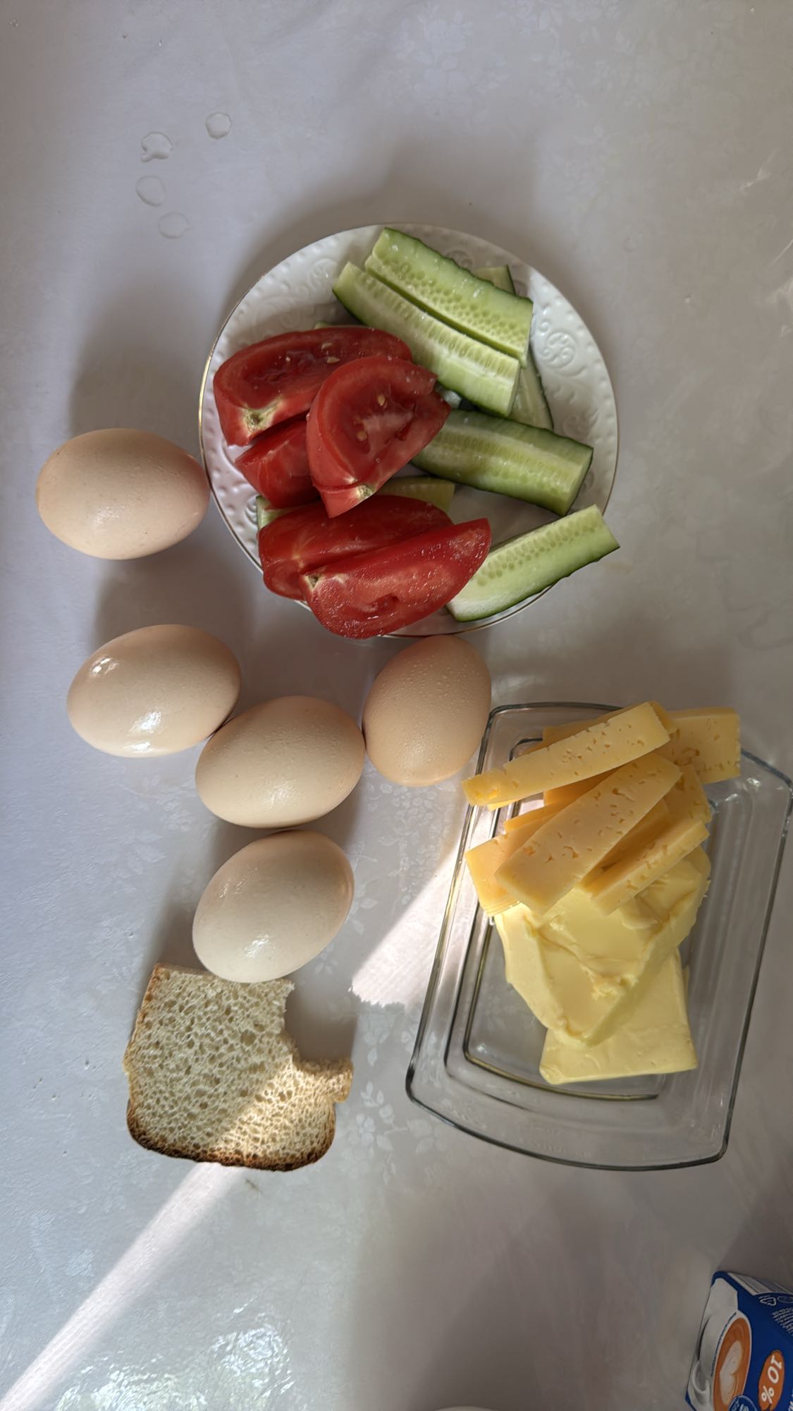 Завтрак с яйцами и сыром