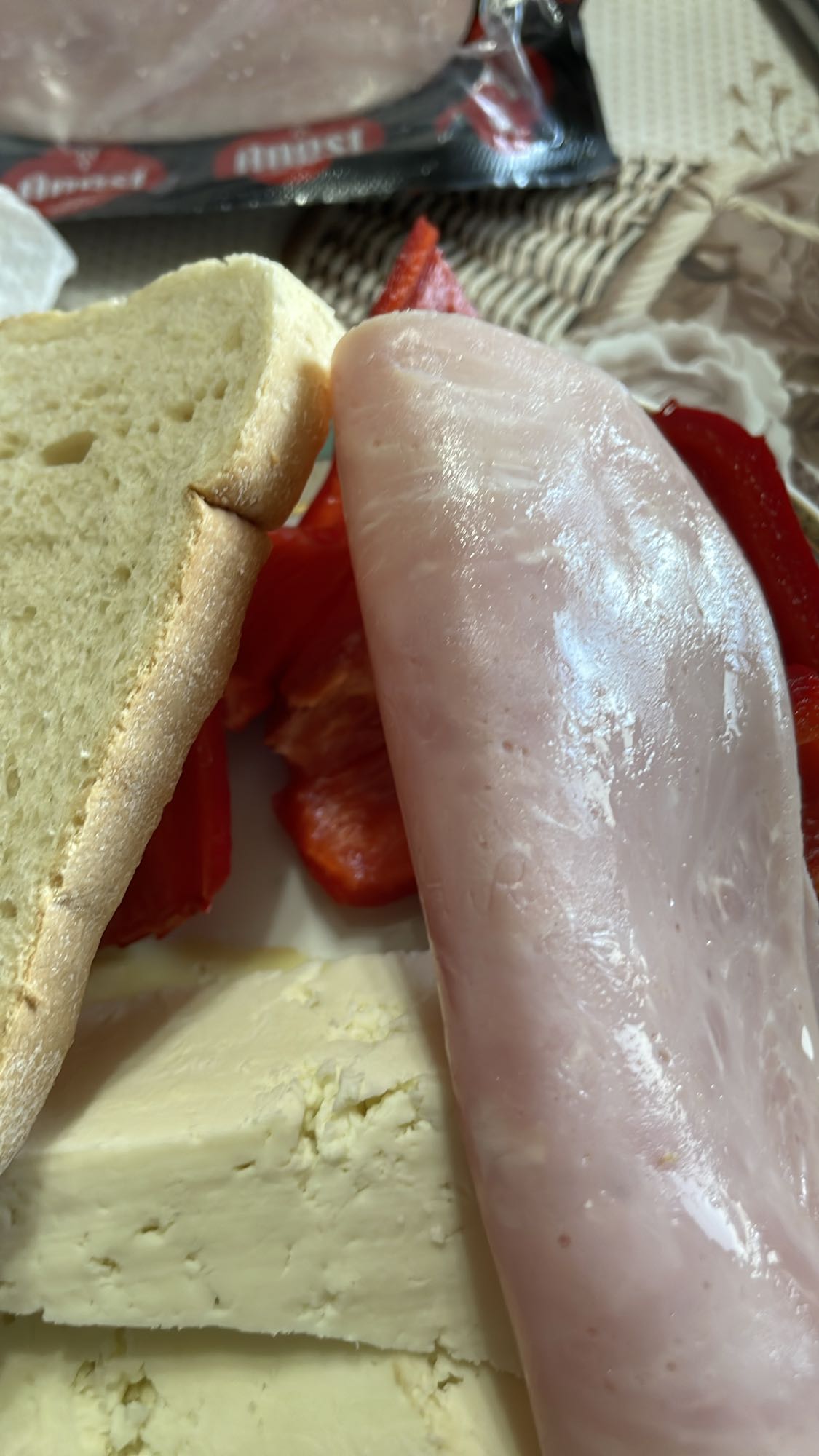 Sandviș cu șuncă și brânză