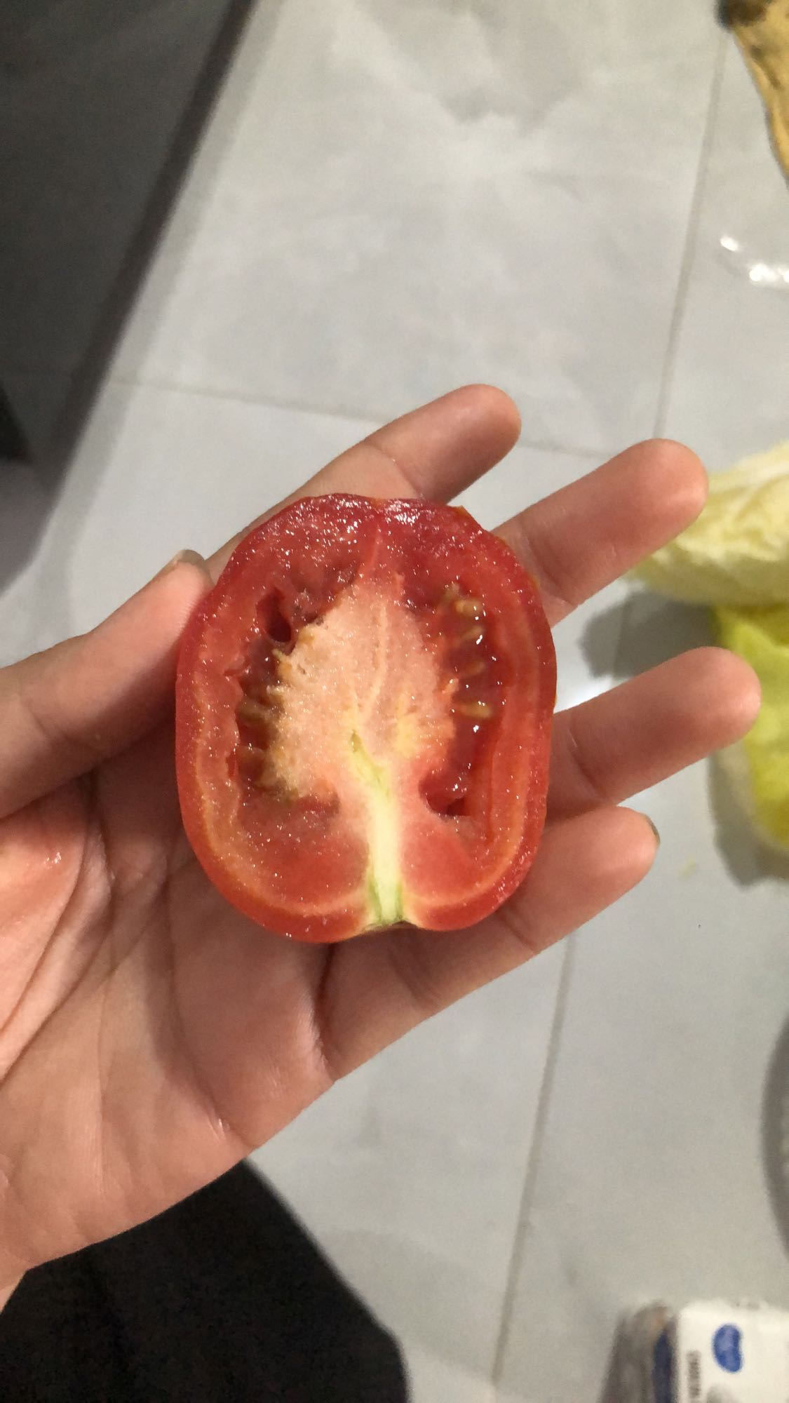 Setengah tomat segar