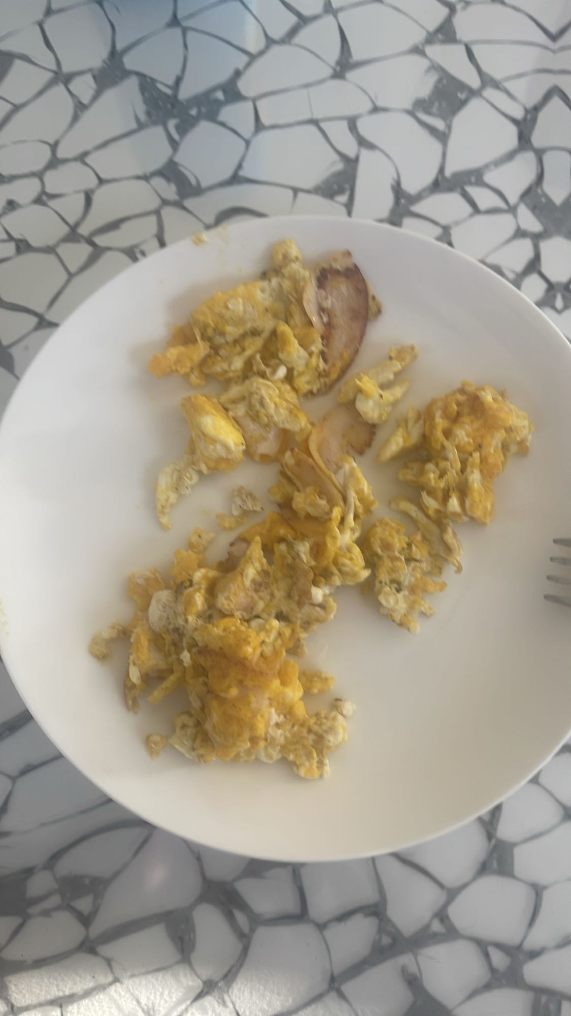 Umešana jajca s piščančjimi prsi