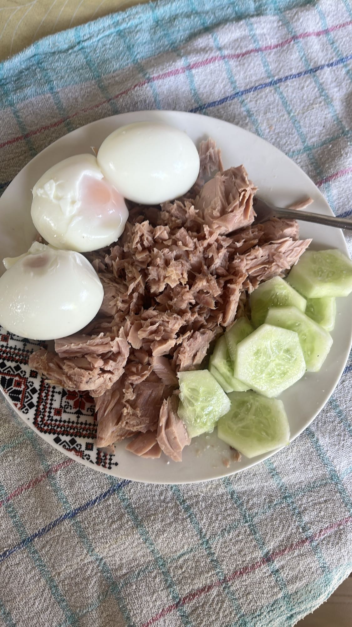 Mic dejun cu ton și ouă