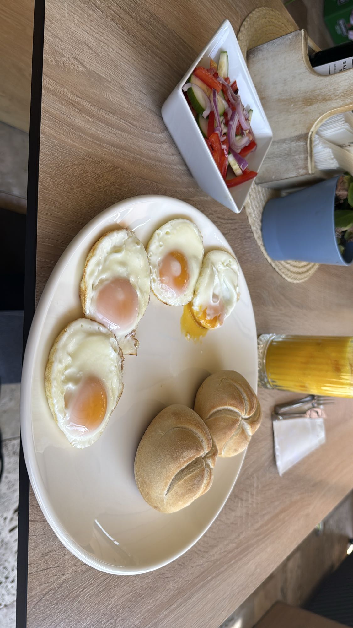 Jajka sadzone z bułkami i sałatką