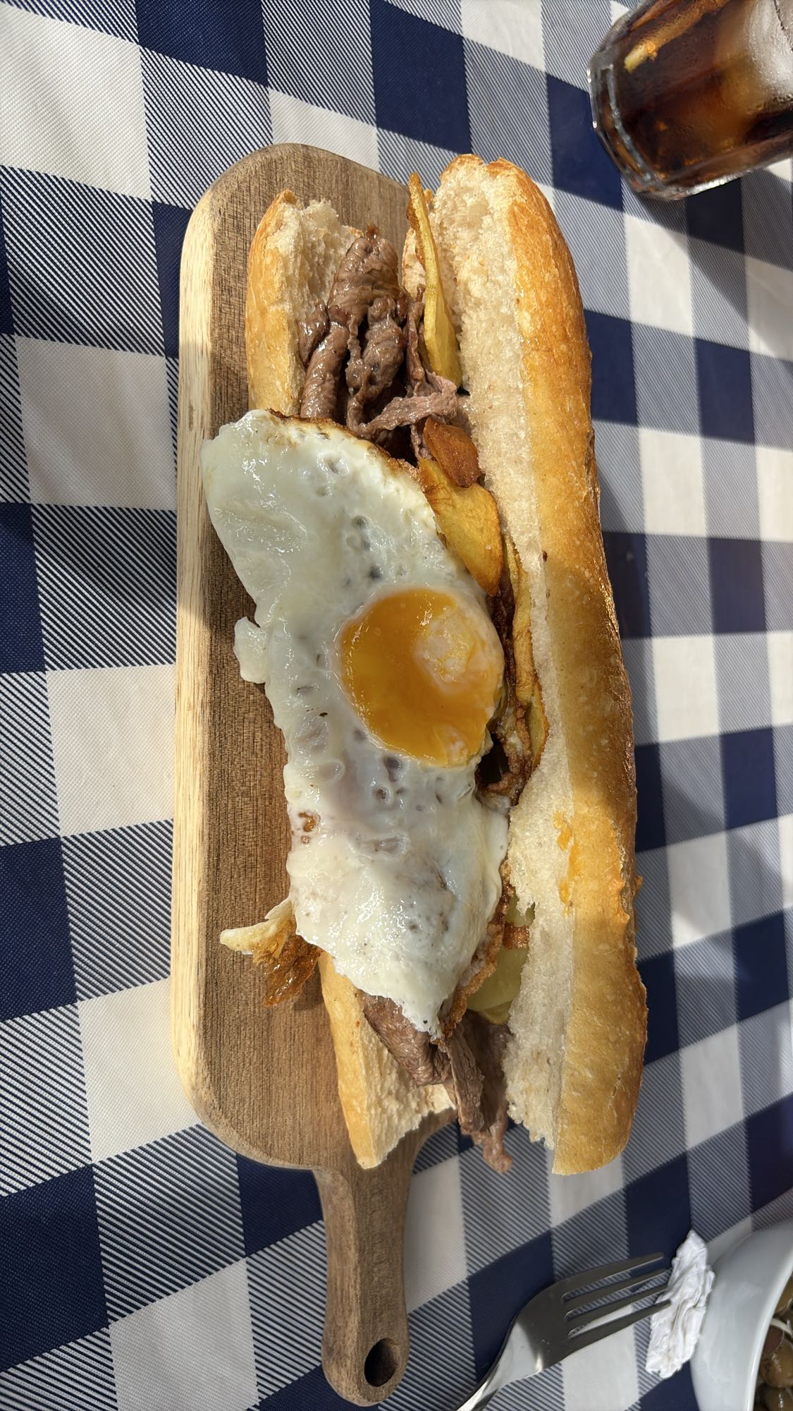 Bocadillo de carne, huevo y papas