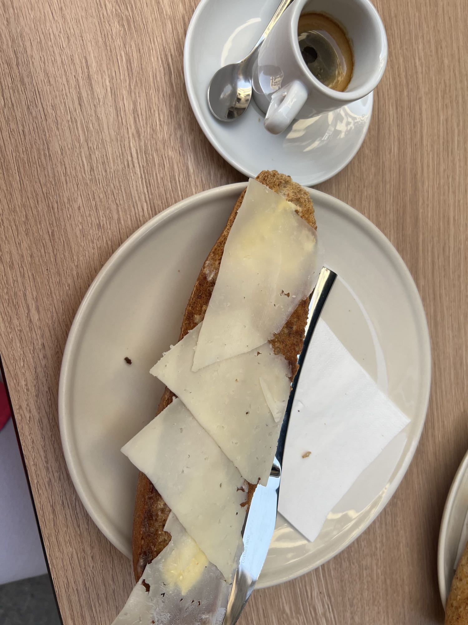 Tostada con queso y café