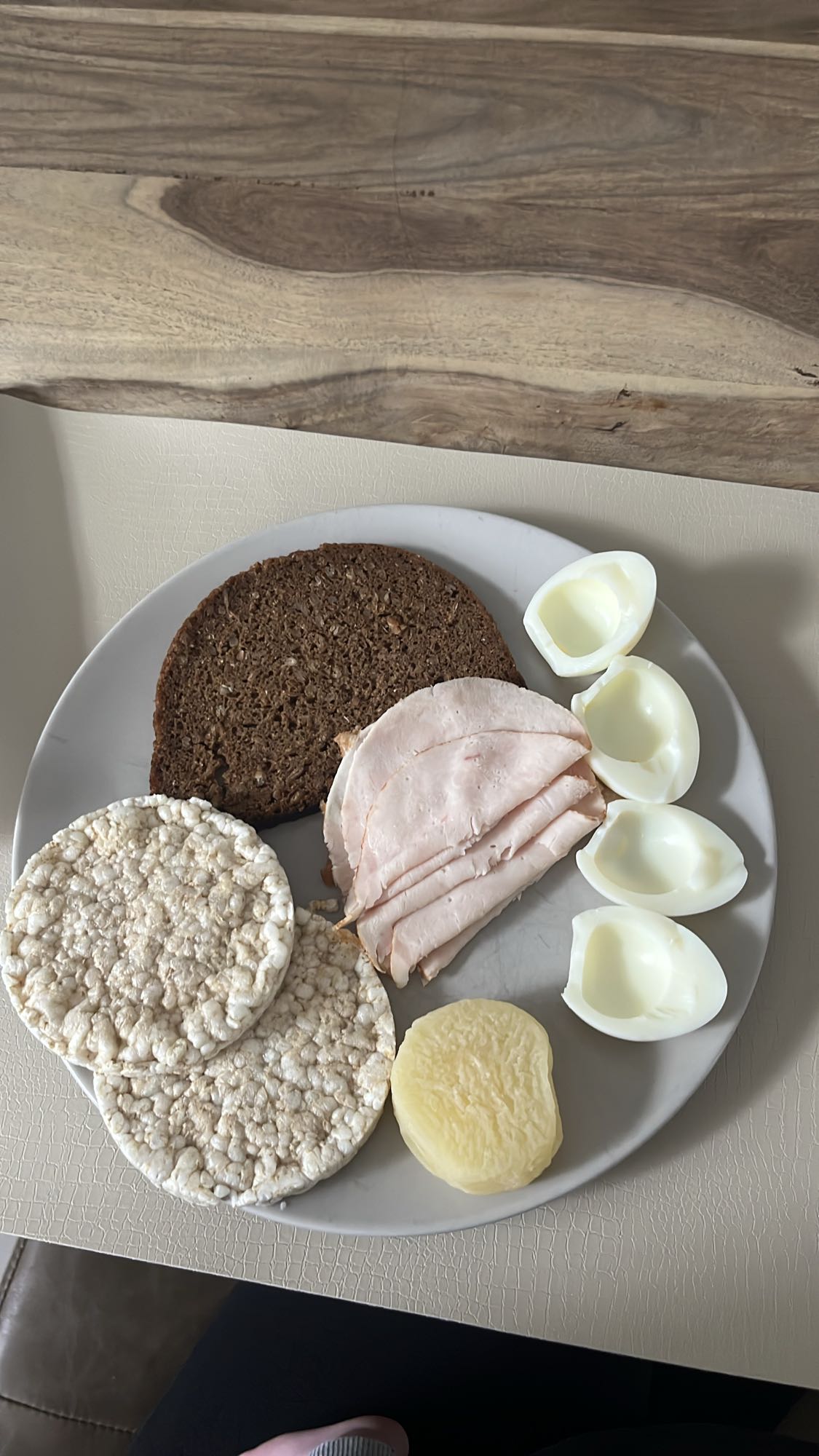 Ontbijtbord met kip en ei