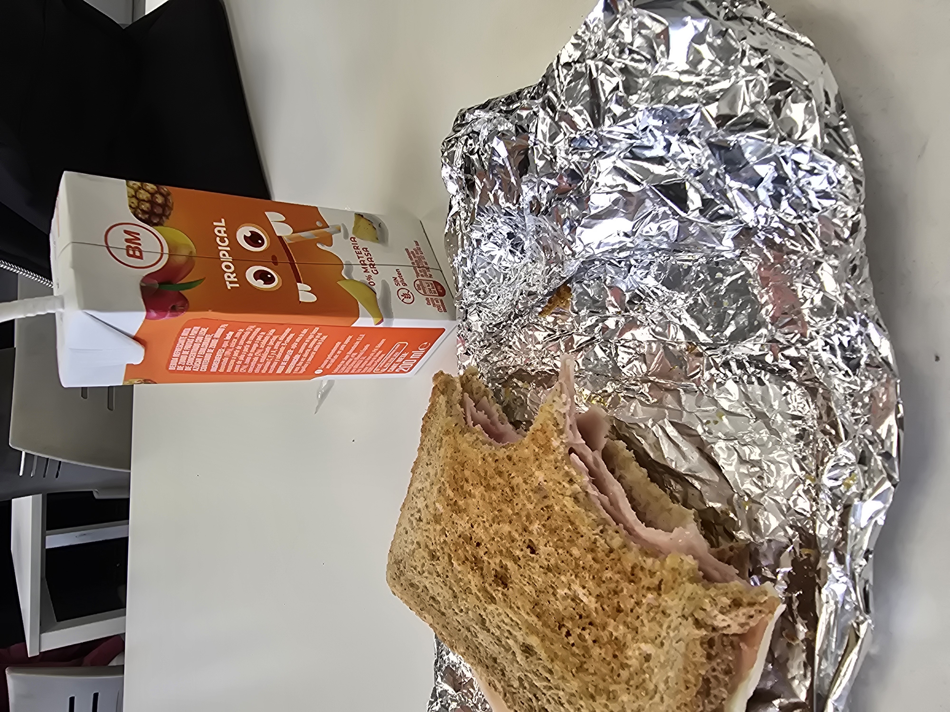 sándwich y zumo tropical