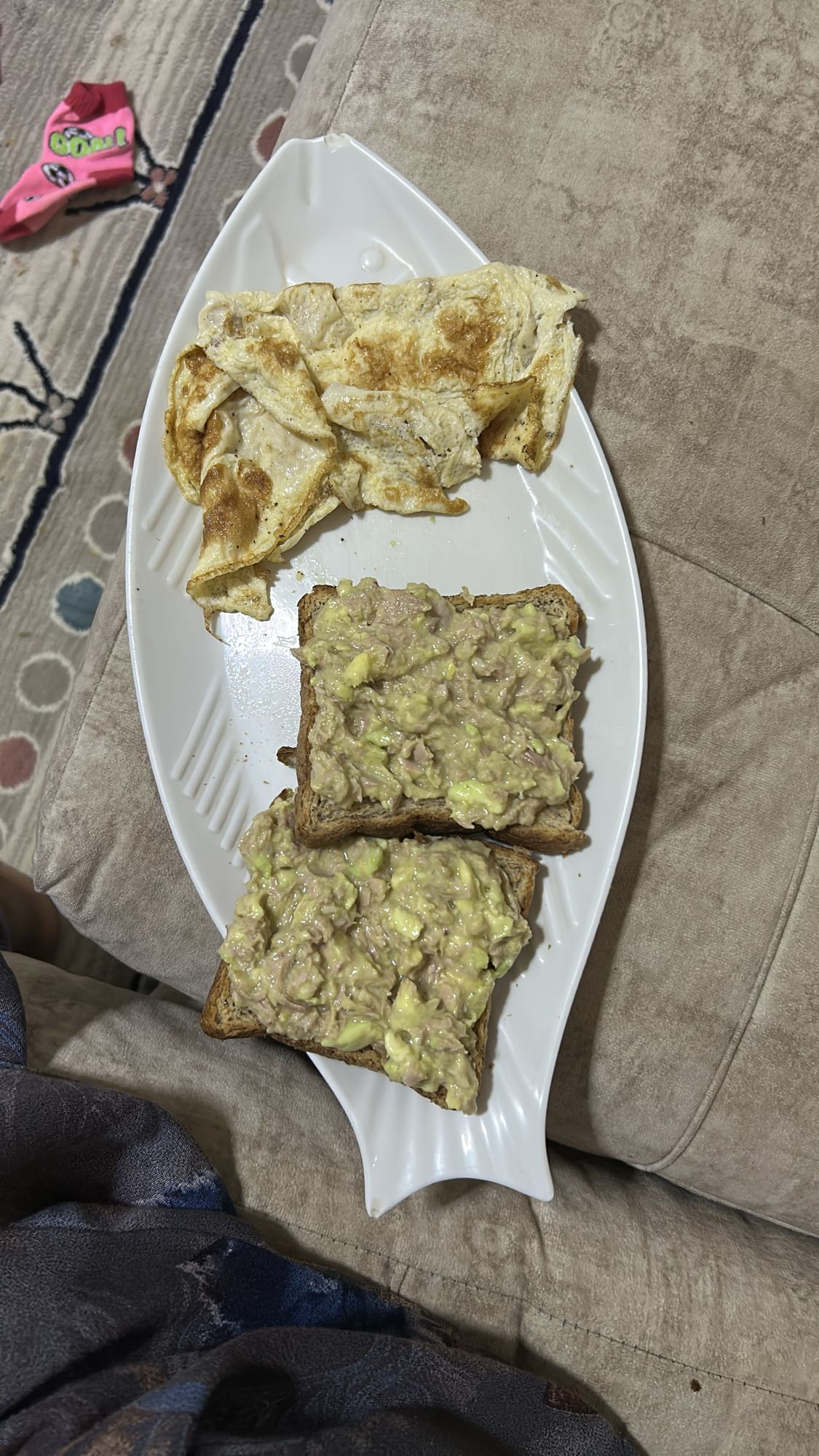 Tuna avocado toast & eggs