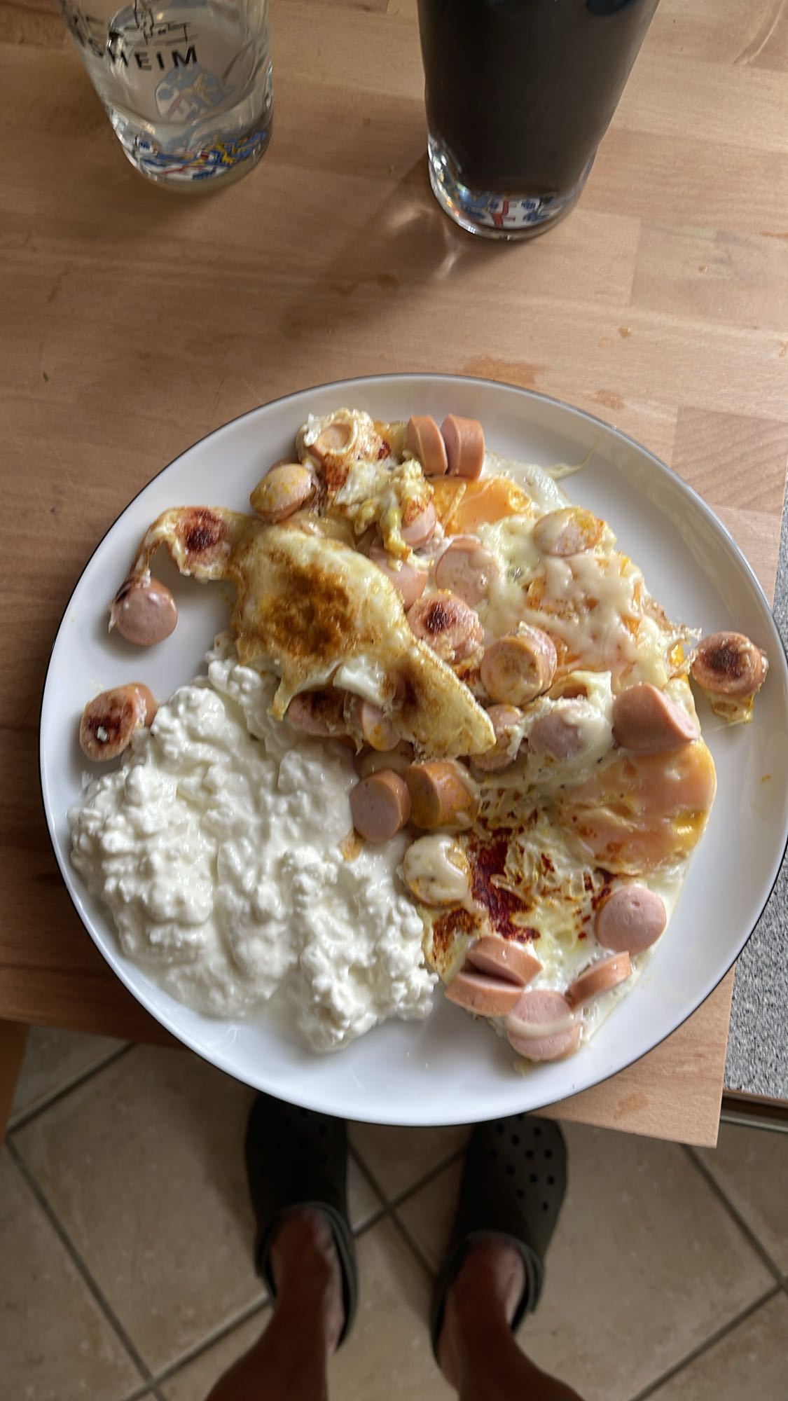 Spiegelei mit Würstchen und Hüttenkäse