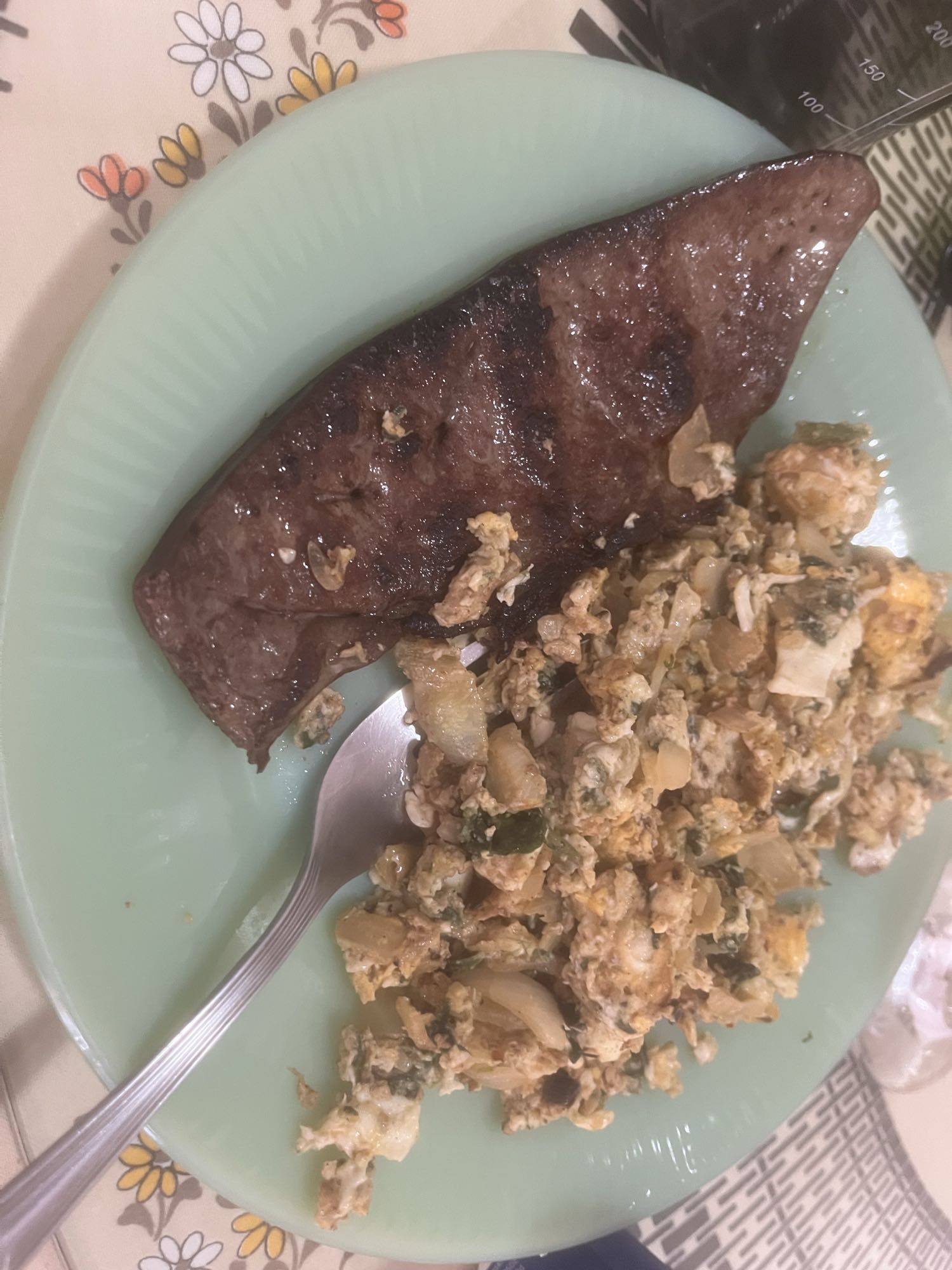 Hígado con huevo, cebolla y yogur con frutos secos