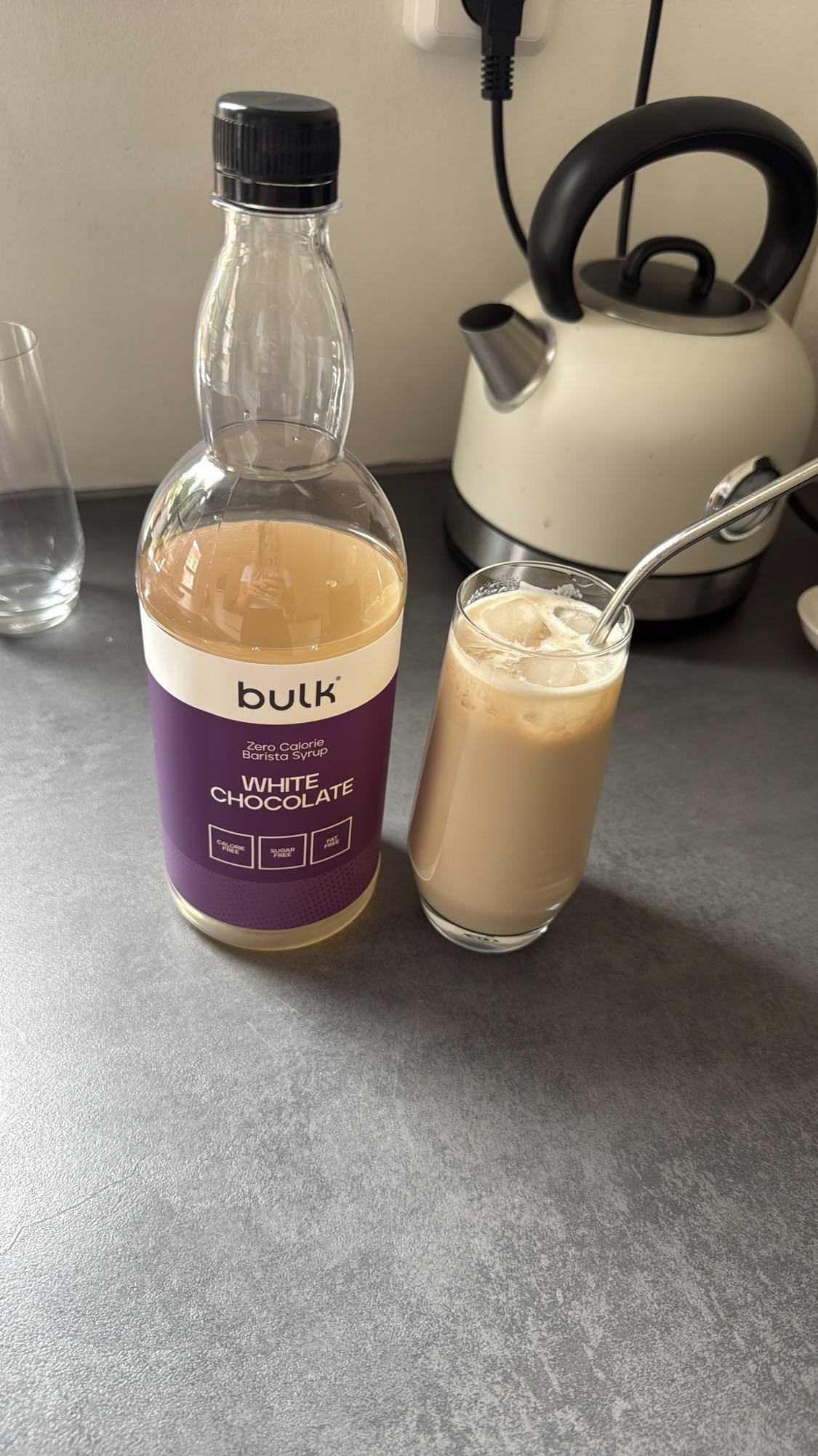 IJskoffie met witte chocoladesiroop