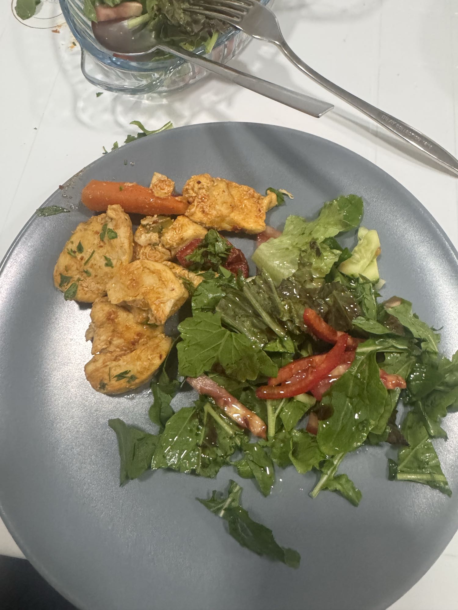 Курица с овощным салатом