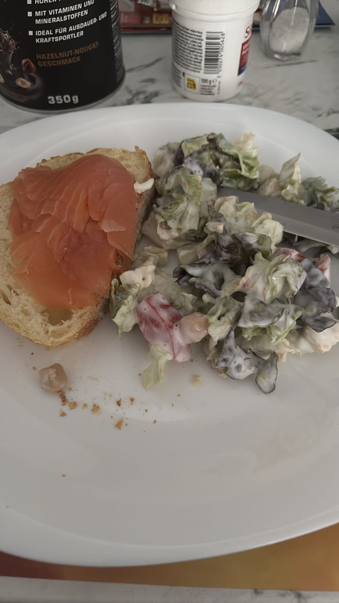 Laxsmörgås med sallad