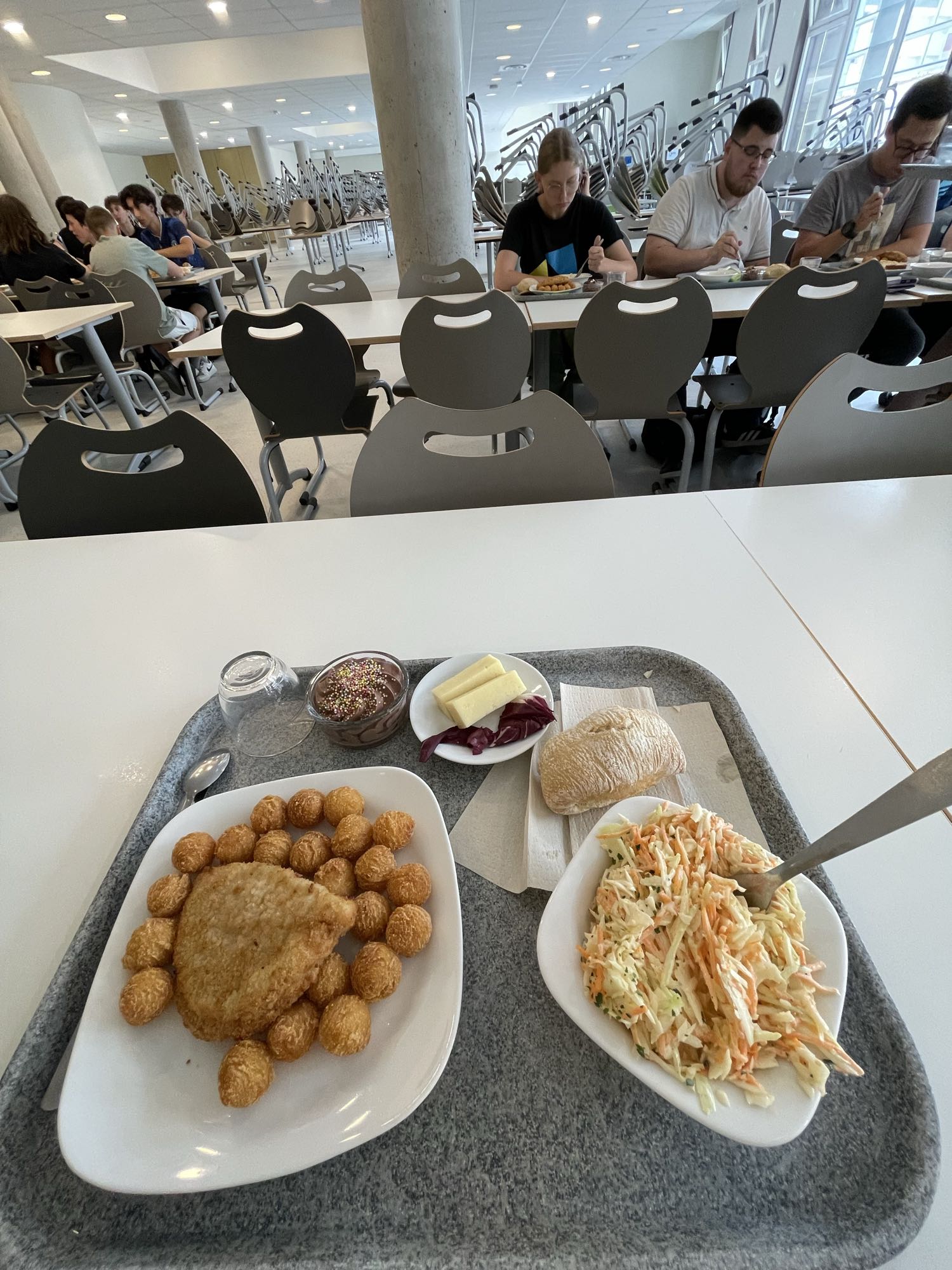 Déjeuner cantine frit