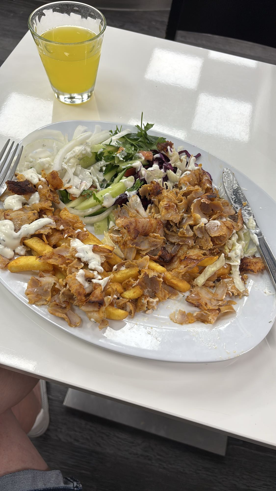Kebab mit Pommes und Salat