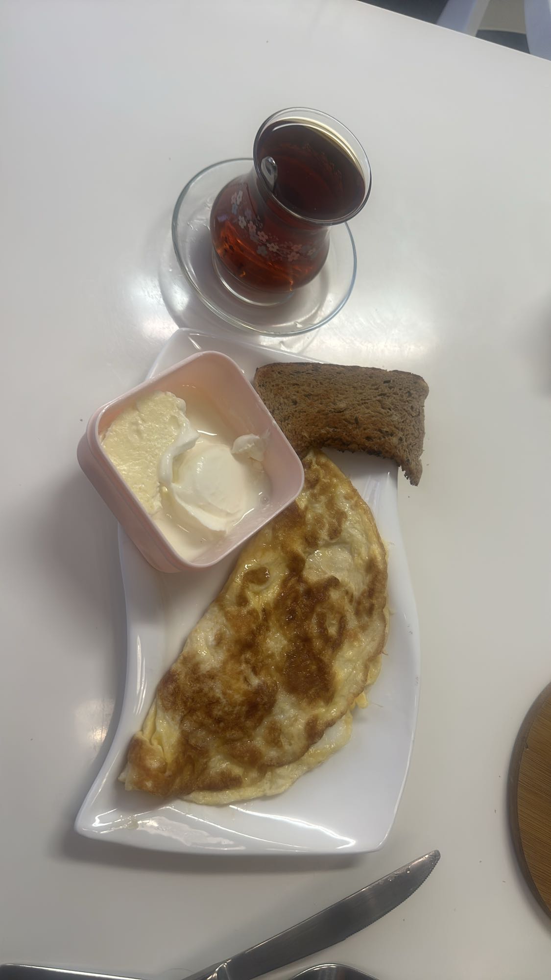 Omelettfrukost med te