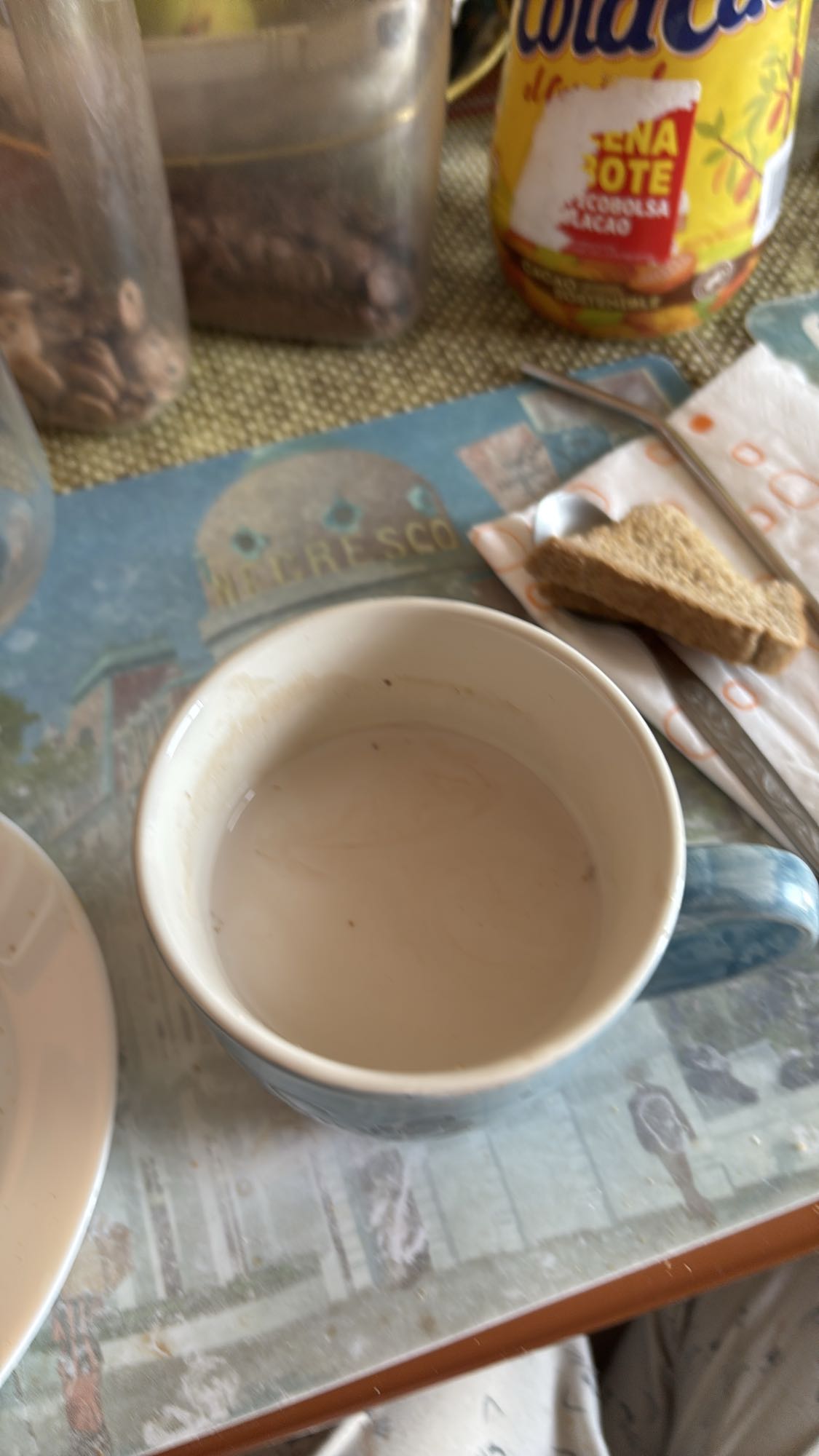 leche con cacao y pan