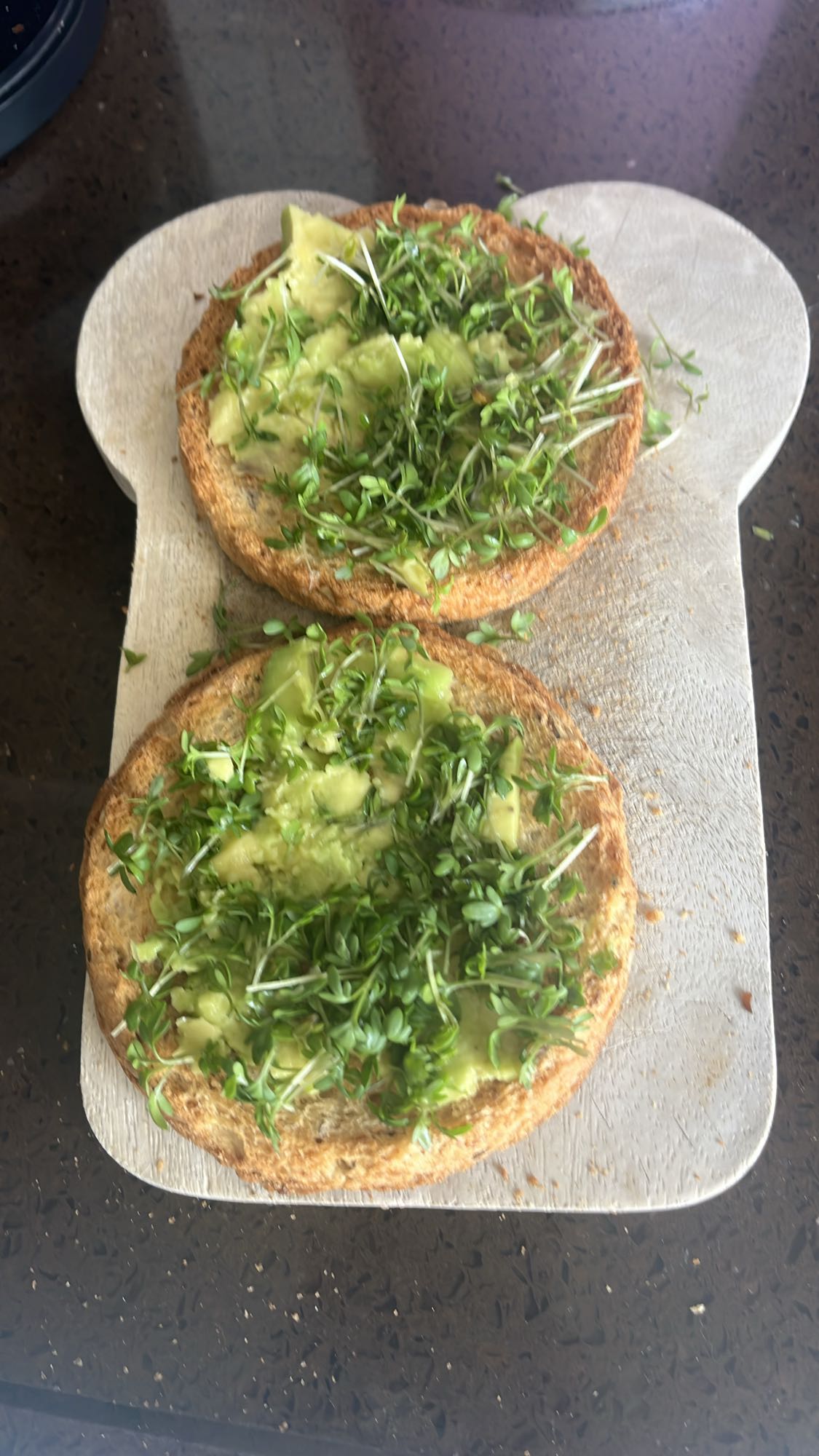 Avocado tuinkers toast met kefir