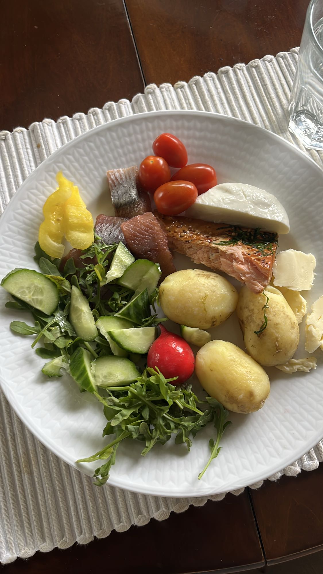 Somrig tallrik med lax