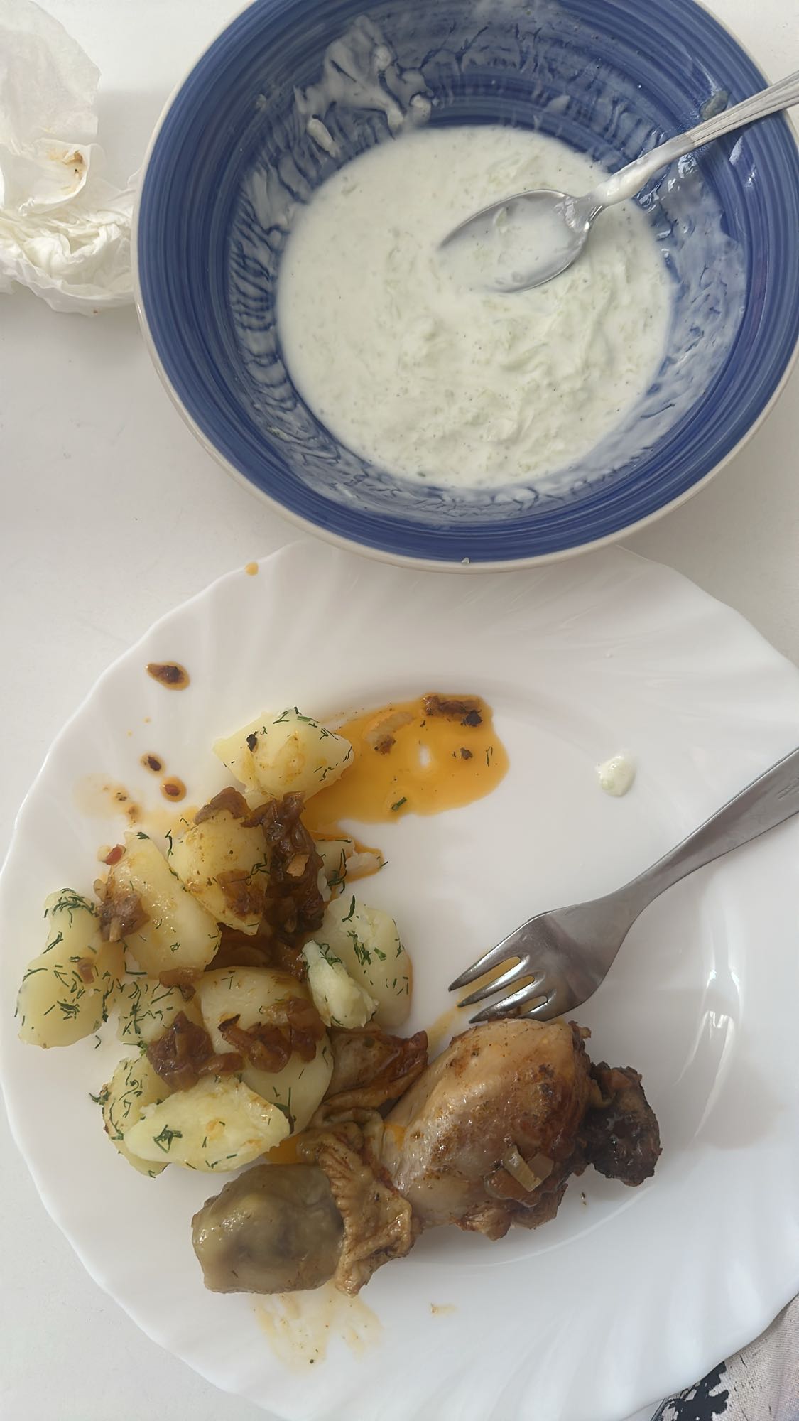 Kurczak z ziemniakami i sosem