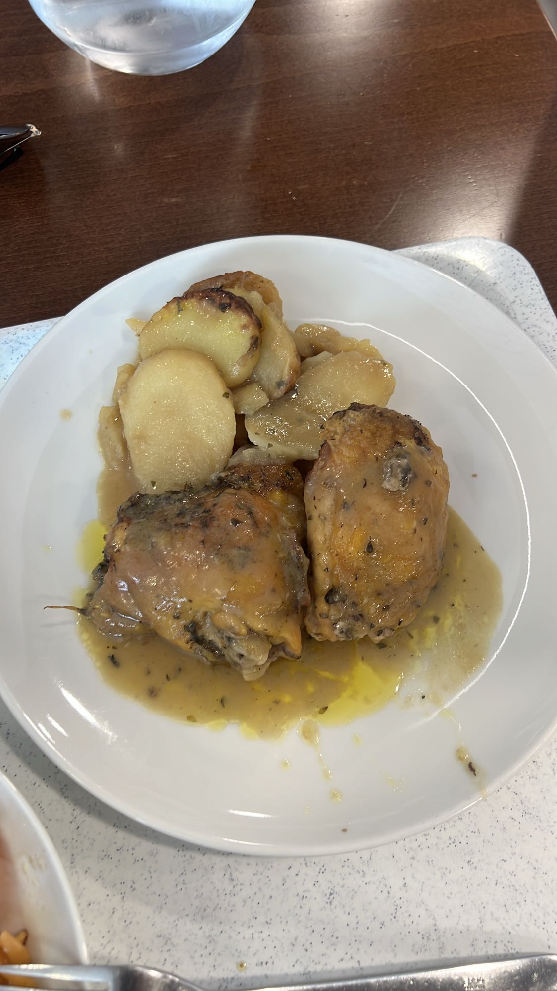 Pollo guisado con patatas