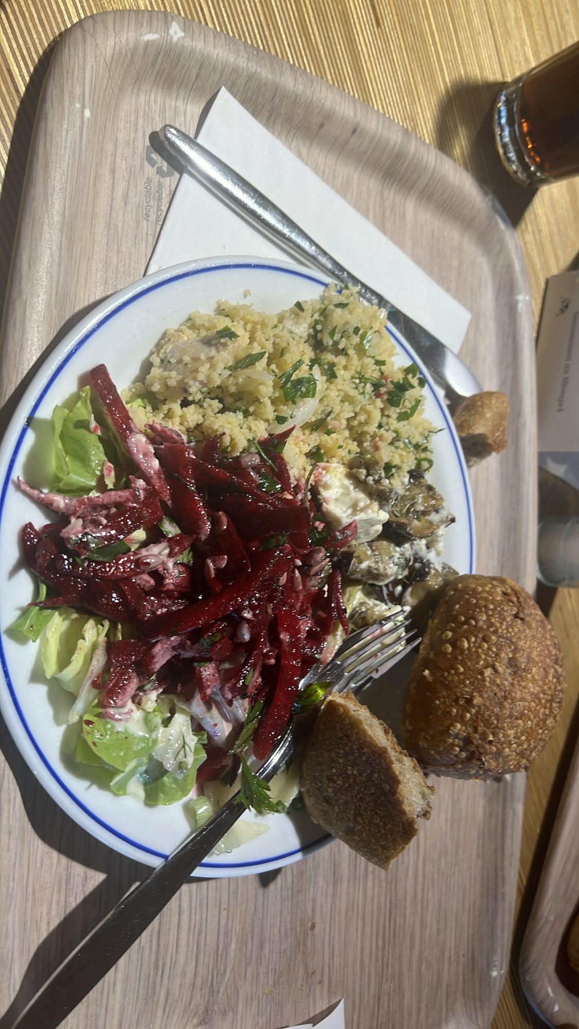 Couscous mit Salat und Brot