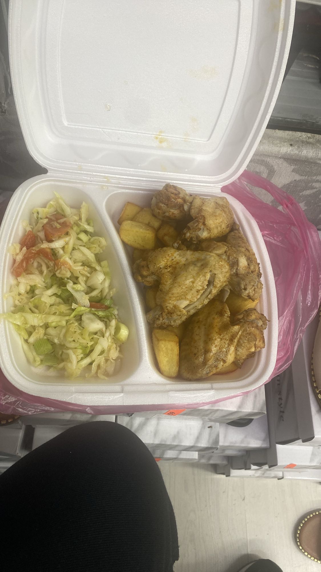 Aripioare cu cartofi și salată