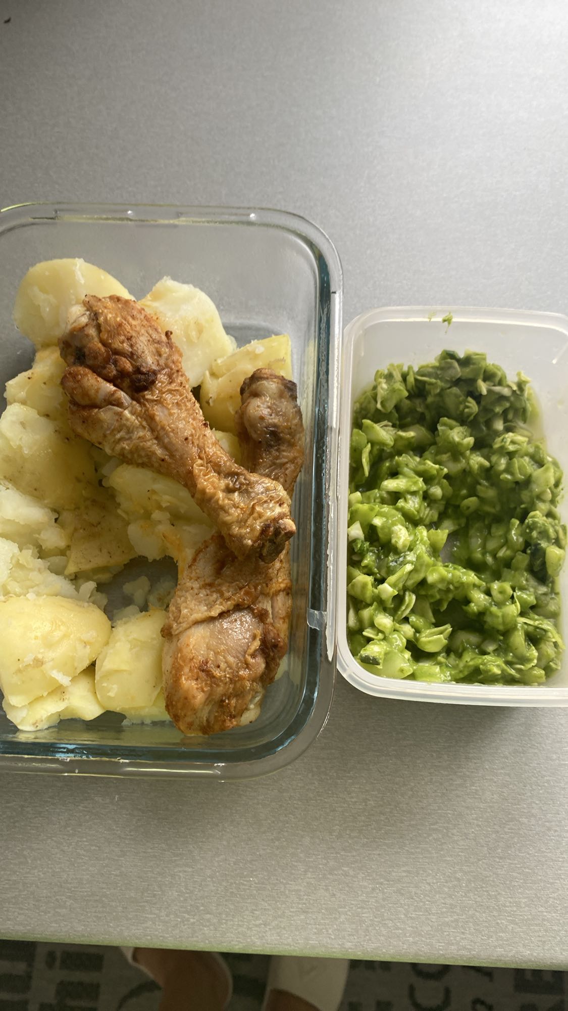 Kurczak z ziemniakami, kapustą, ogórkiem i awokado