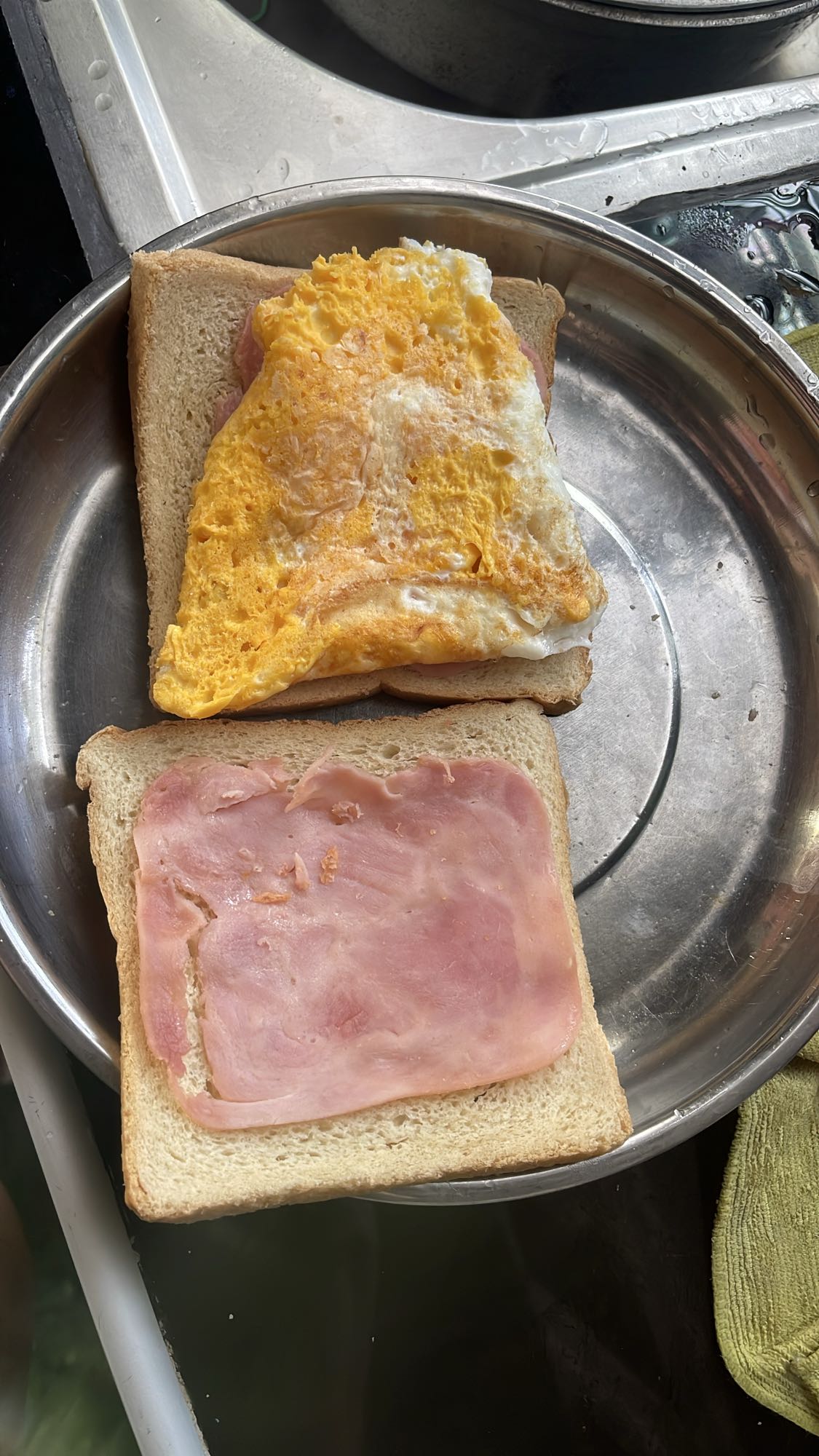 Sándwich de jamón y huevo