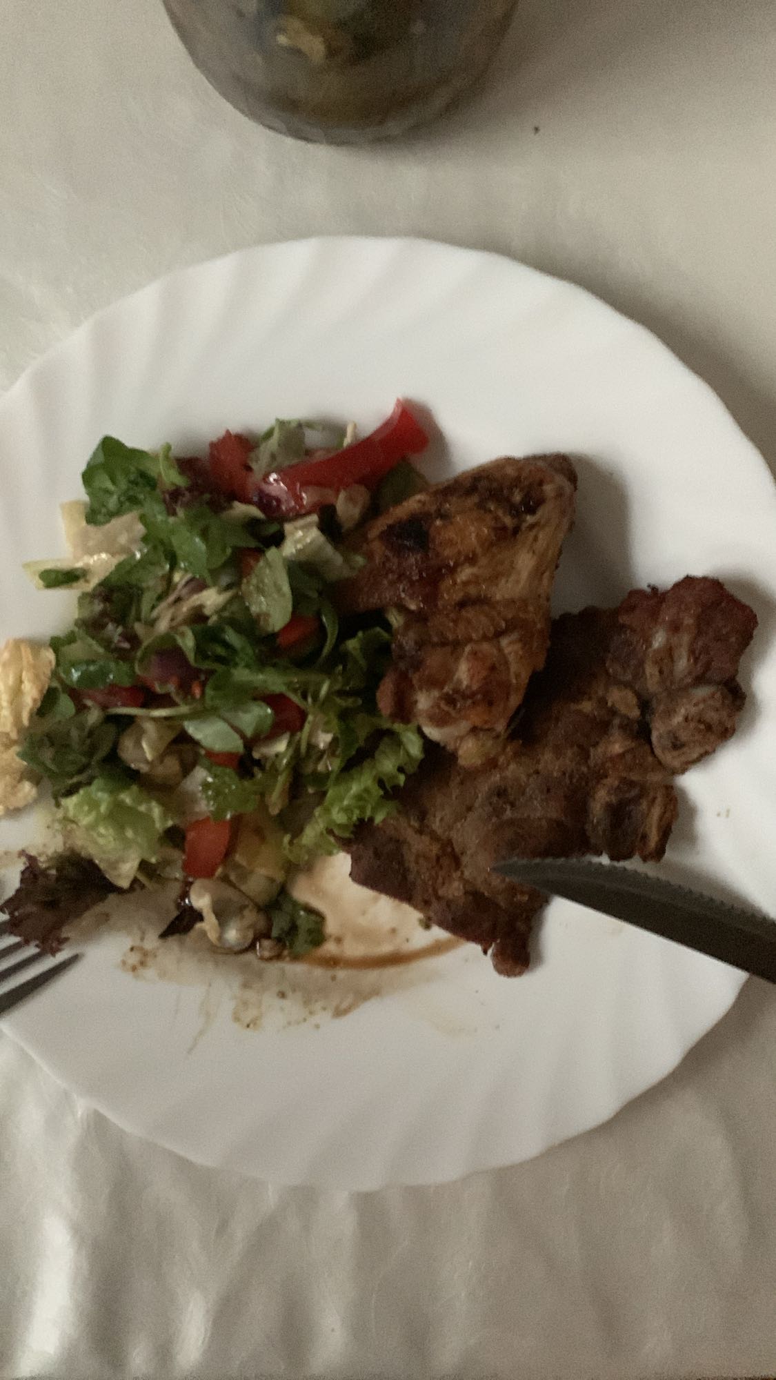 Grillfleisch mit Salat
