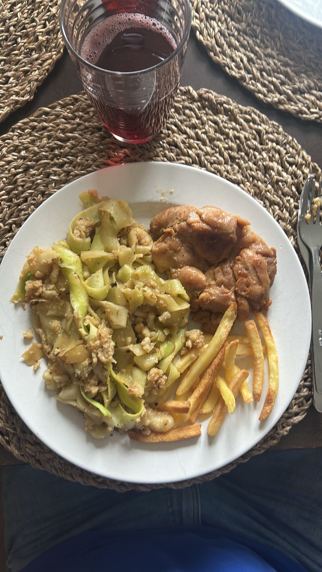 Pollo con calabacín y papas