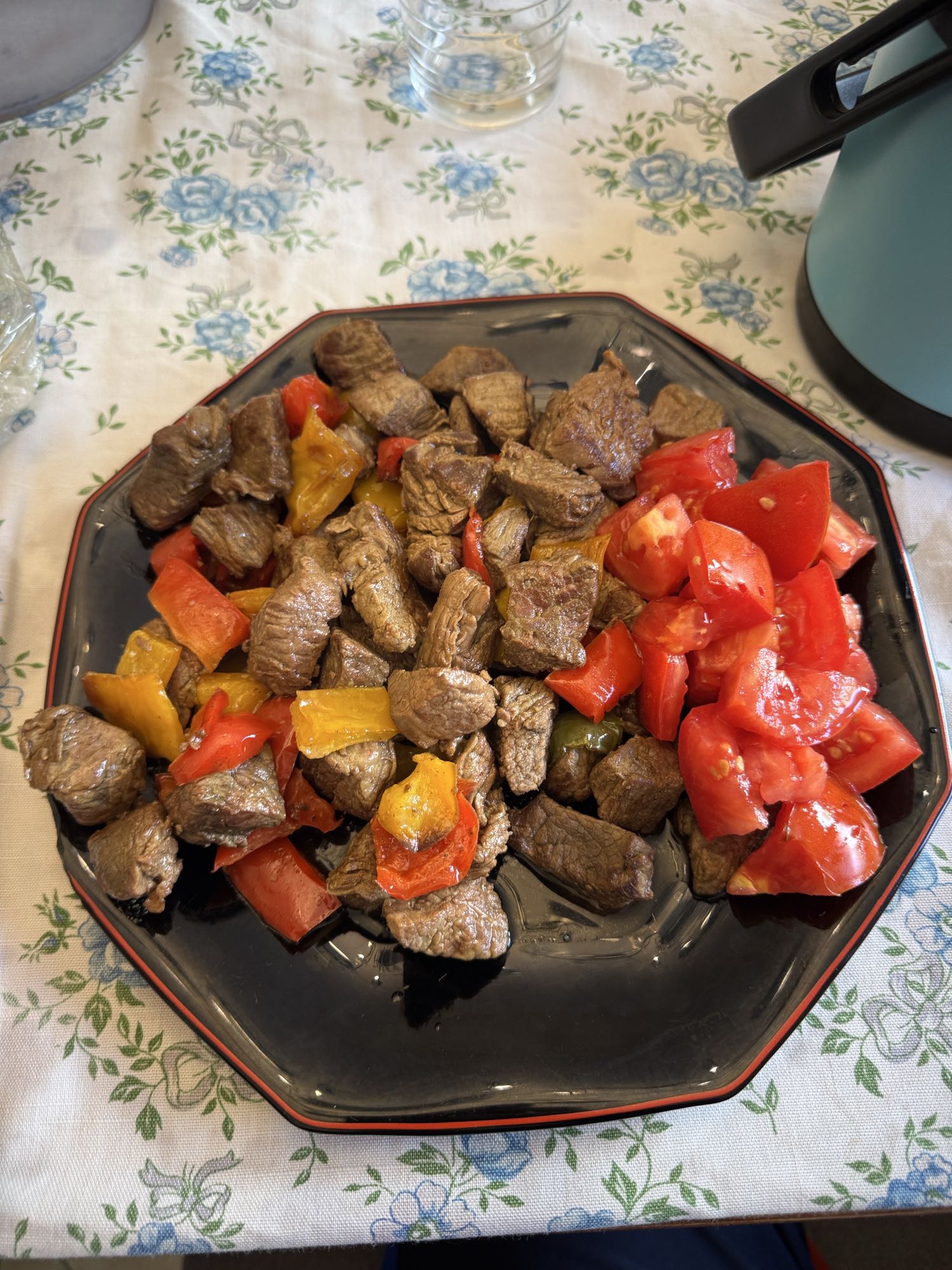 Carne con pimientos y tomate