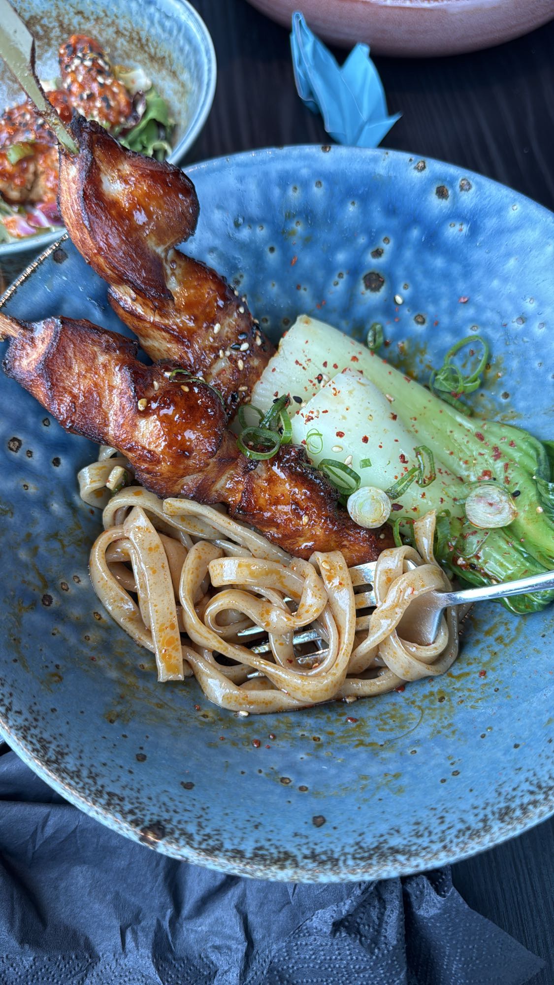 Kycklingspett med nudlar