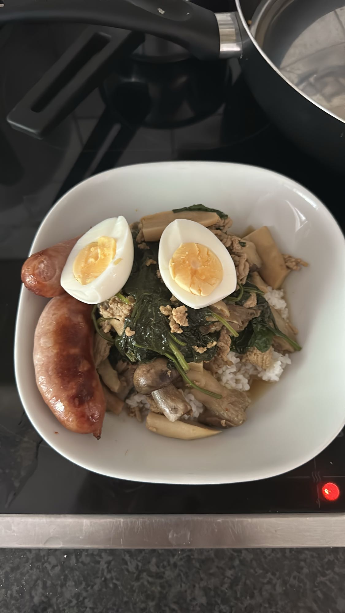 Rijst met worst, ei en groenten