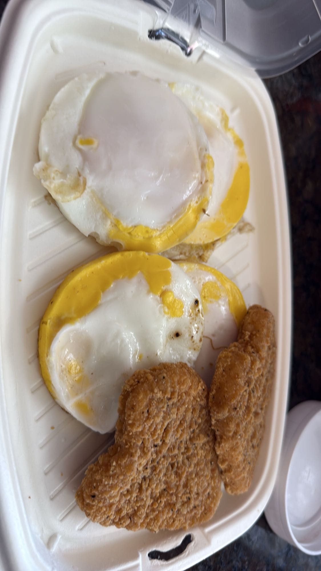 4 œufs avec deux portions poulet