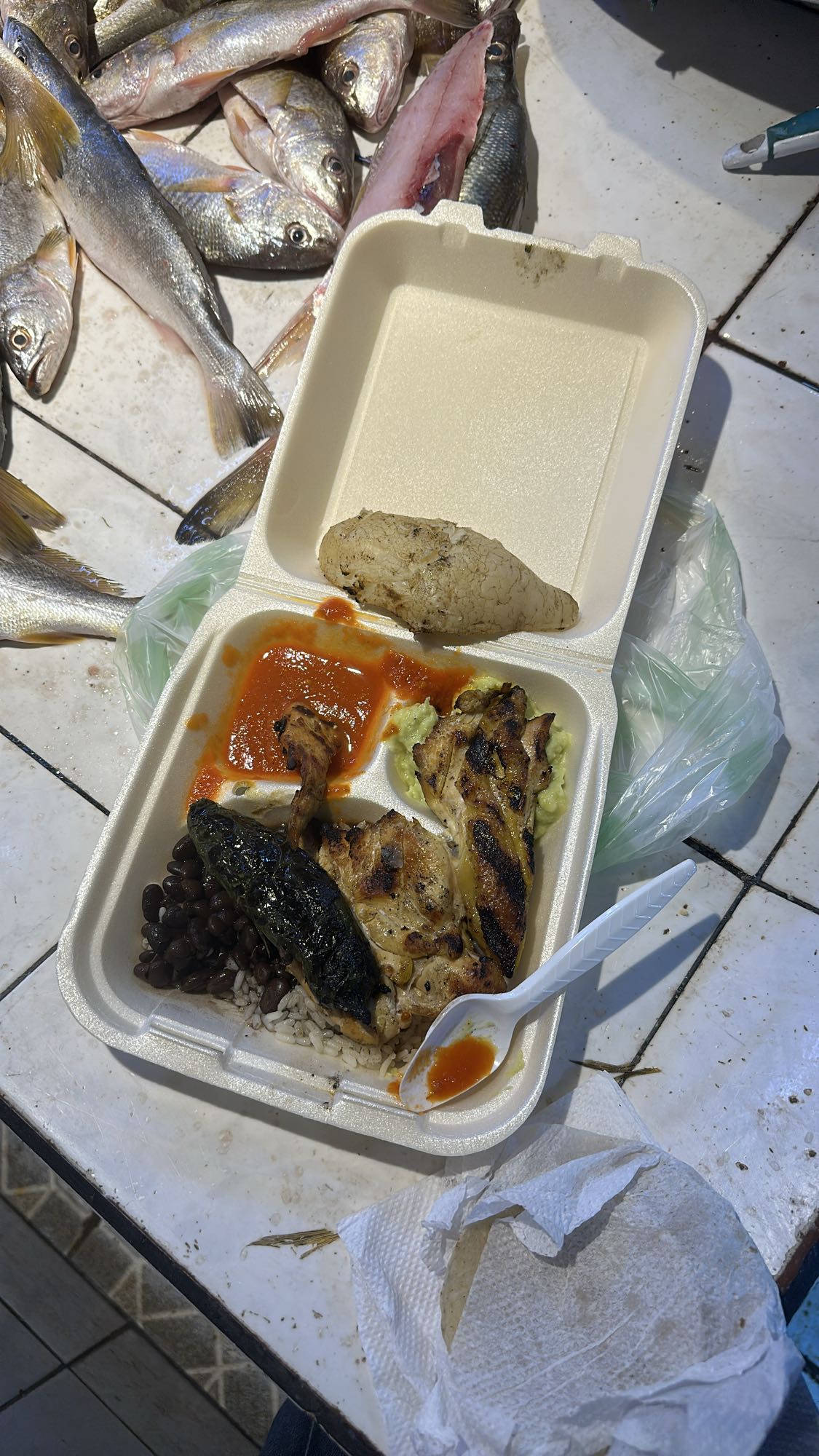 Pollo con arroz y frijoles