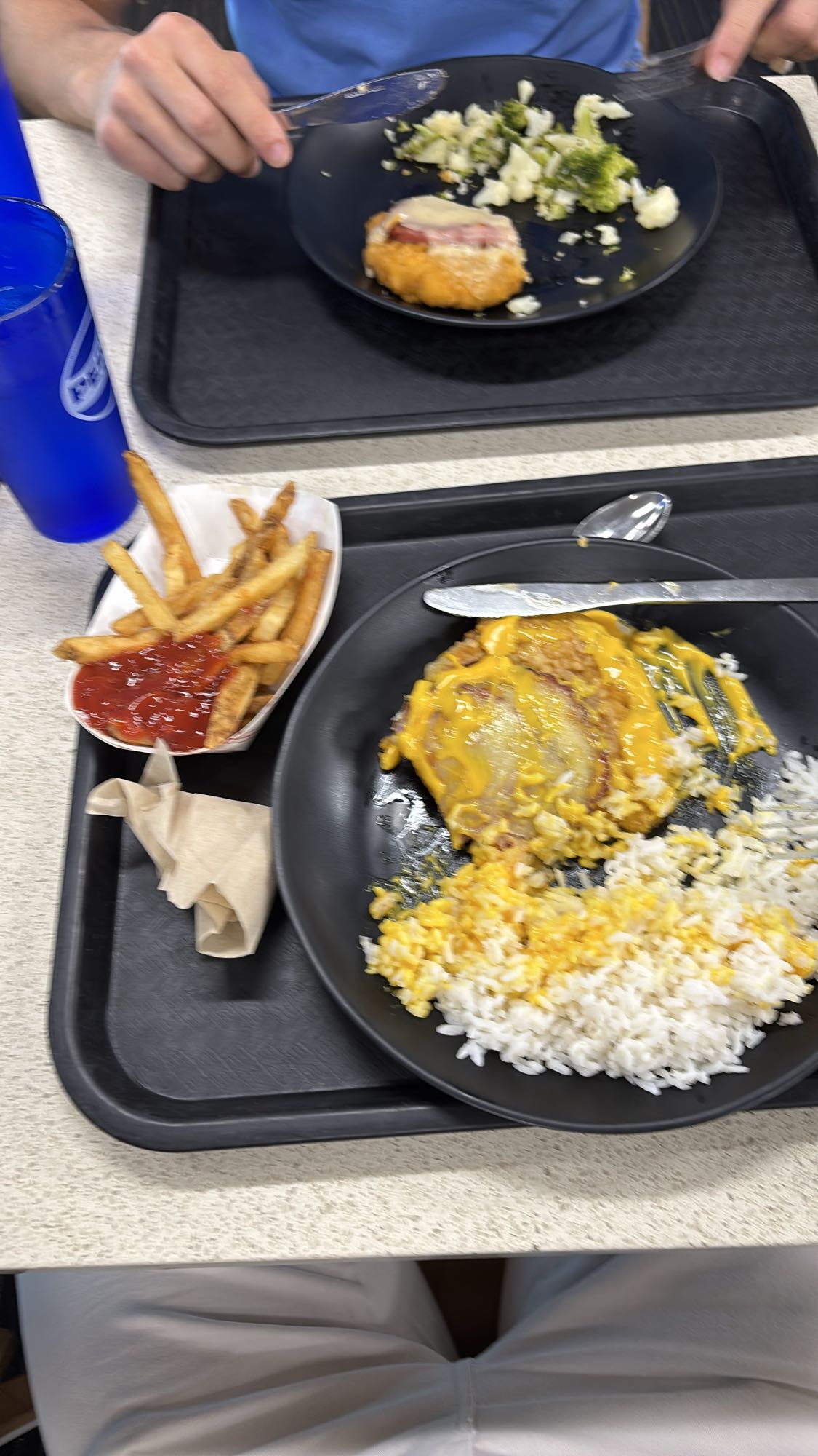 pollo empanizado con arroz y papas