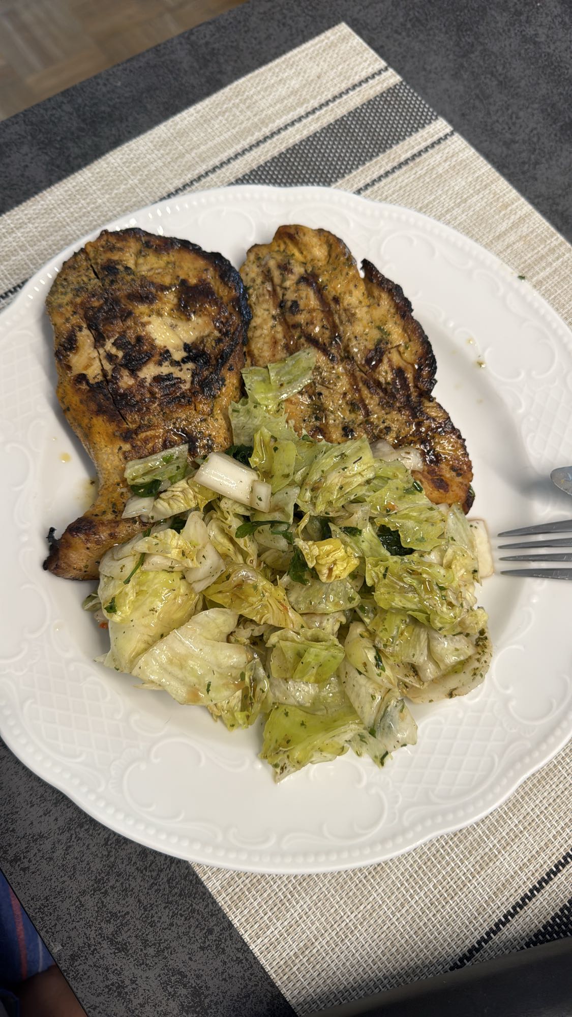 Gegrilltes Hähnchen mit Salat