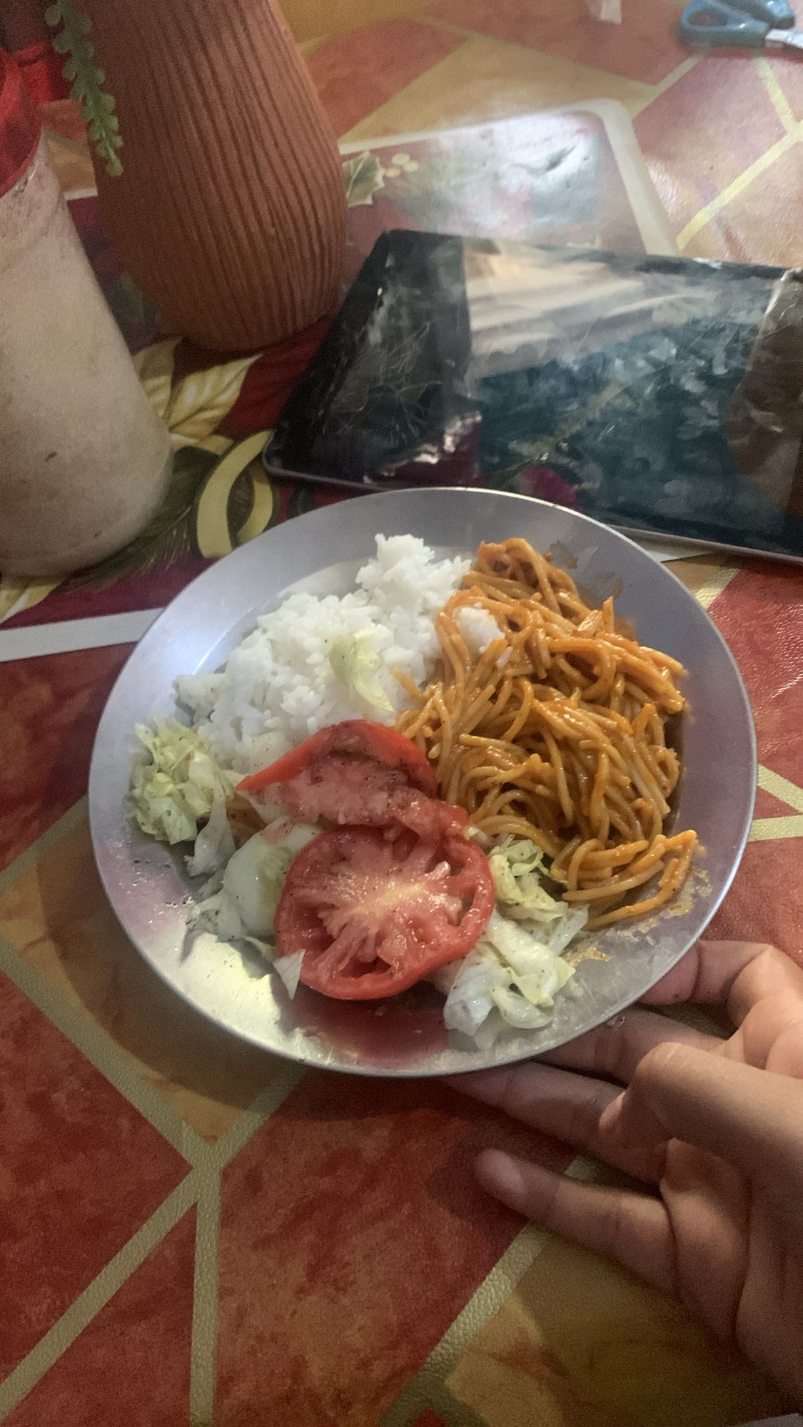 Arroz con espagueti y ensalada