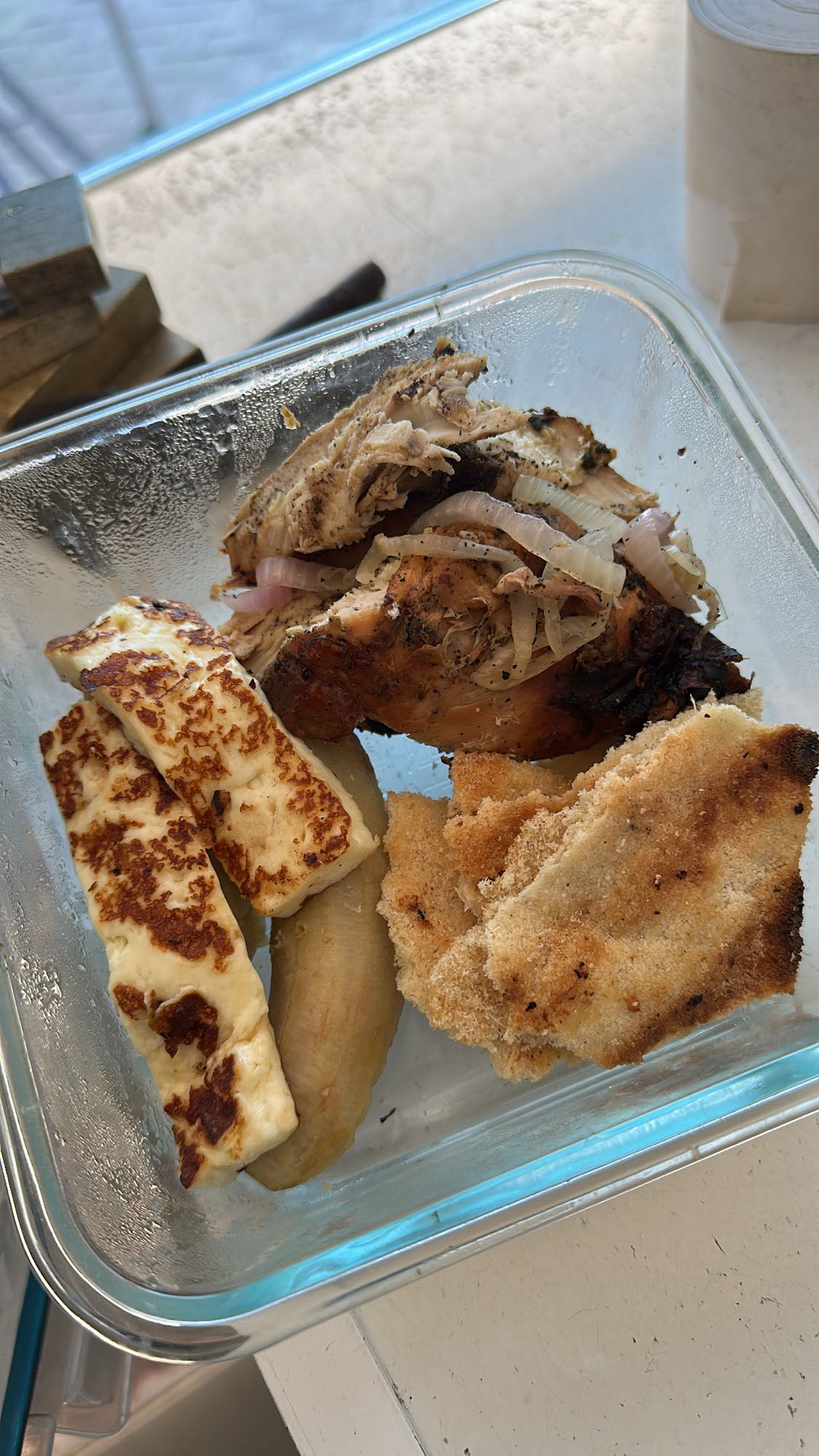 Pollo, plátano y queso frito